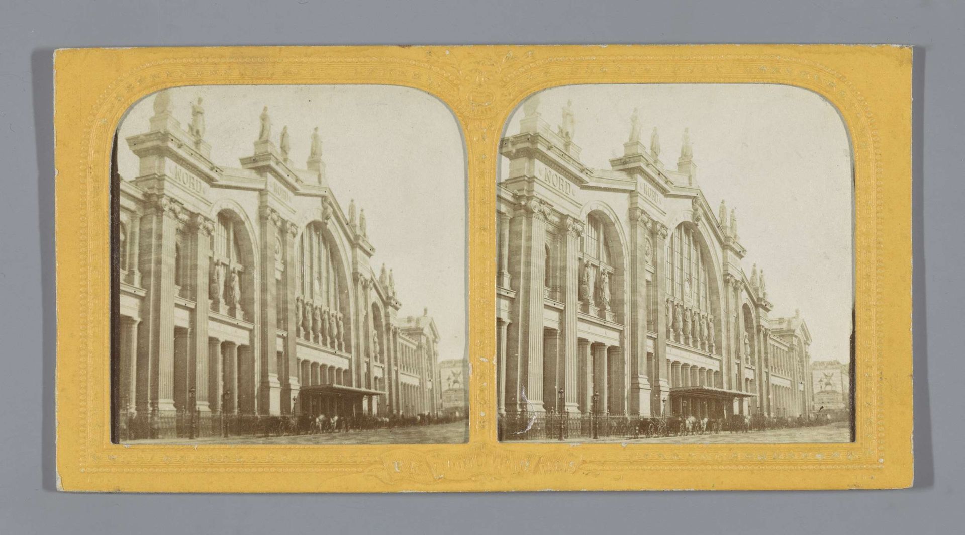 Façade van het Gare du Nord, Parijs by Charles Dauvois