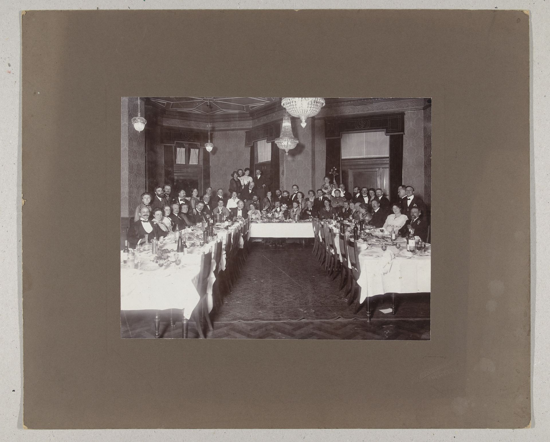 Groepsportret tijdens een diner met o.a. Simon Maris en Gerrit Heinrich Kroon by Nicolaas Schuitvlot