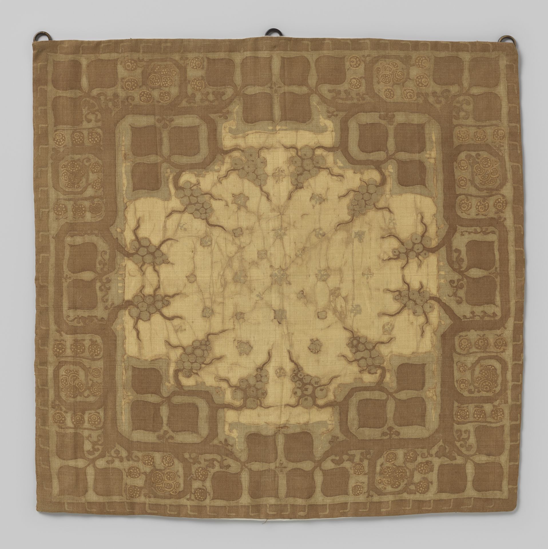 Stoelbekleding van gebatikte zijde, met een bloemenpatroon in geel en bruin by Theo Nieuwenhuis