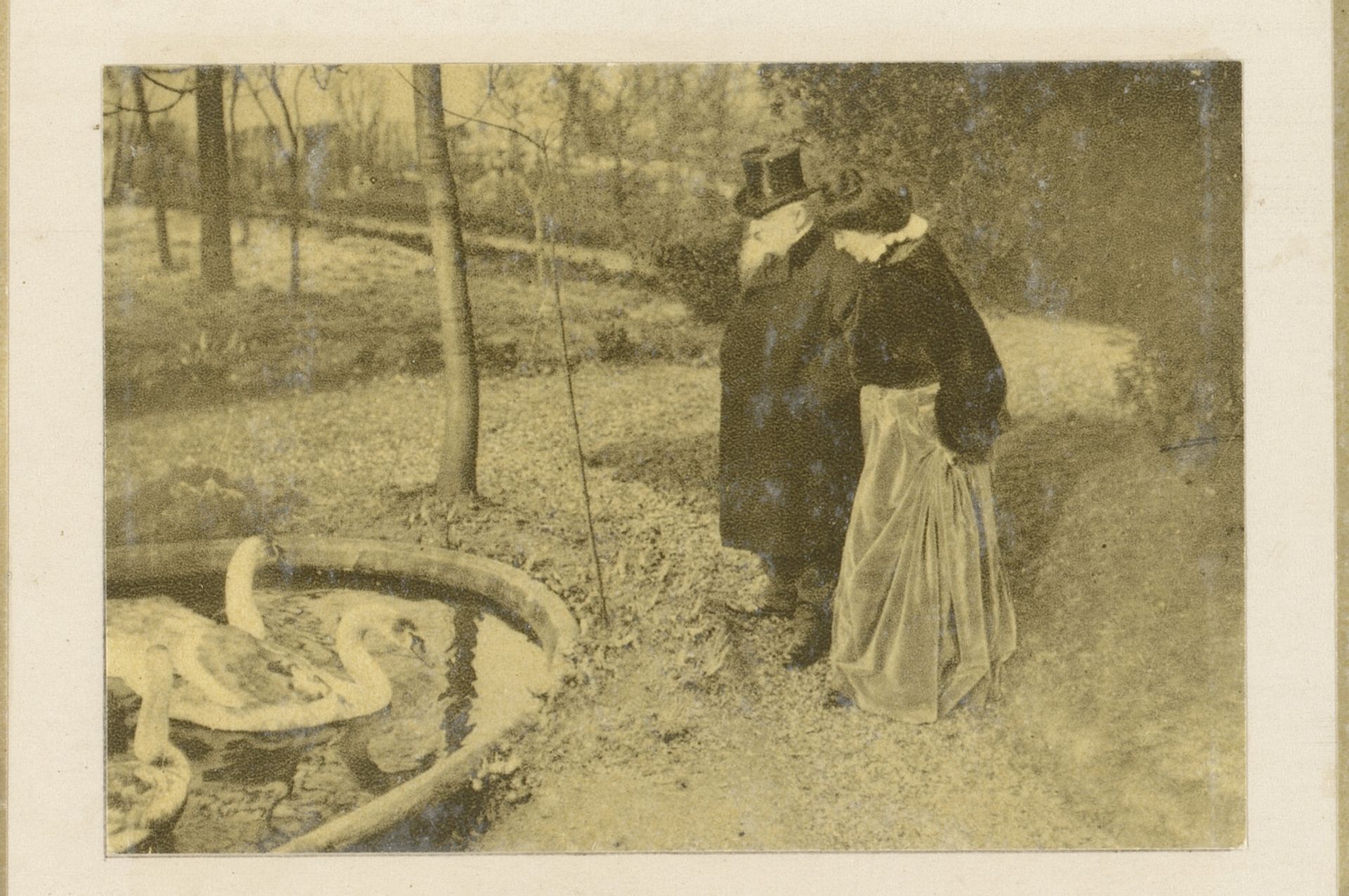 Auguste Rodin met een vrouw bij een vijver met zwanen by Anonymous