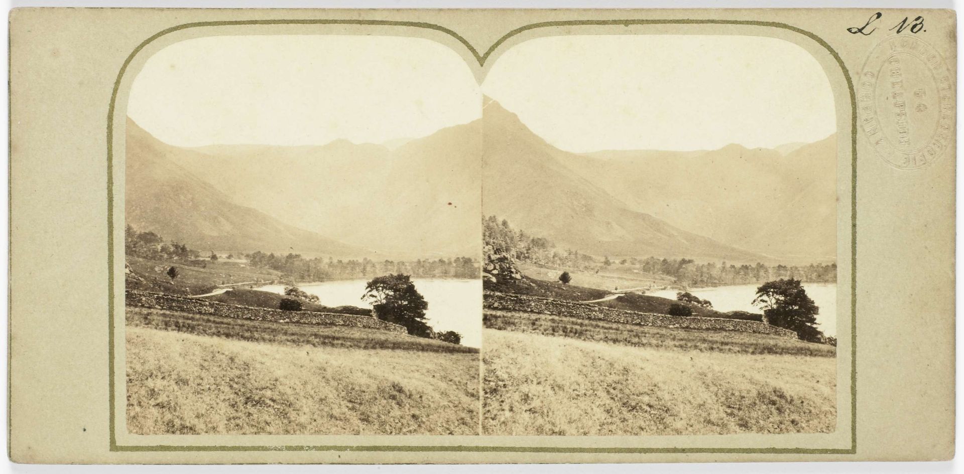 Gezicht op de bergen achter het Buttermere by London Stereoscopic Company