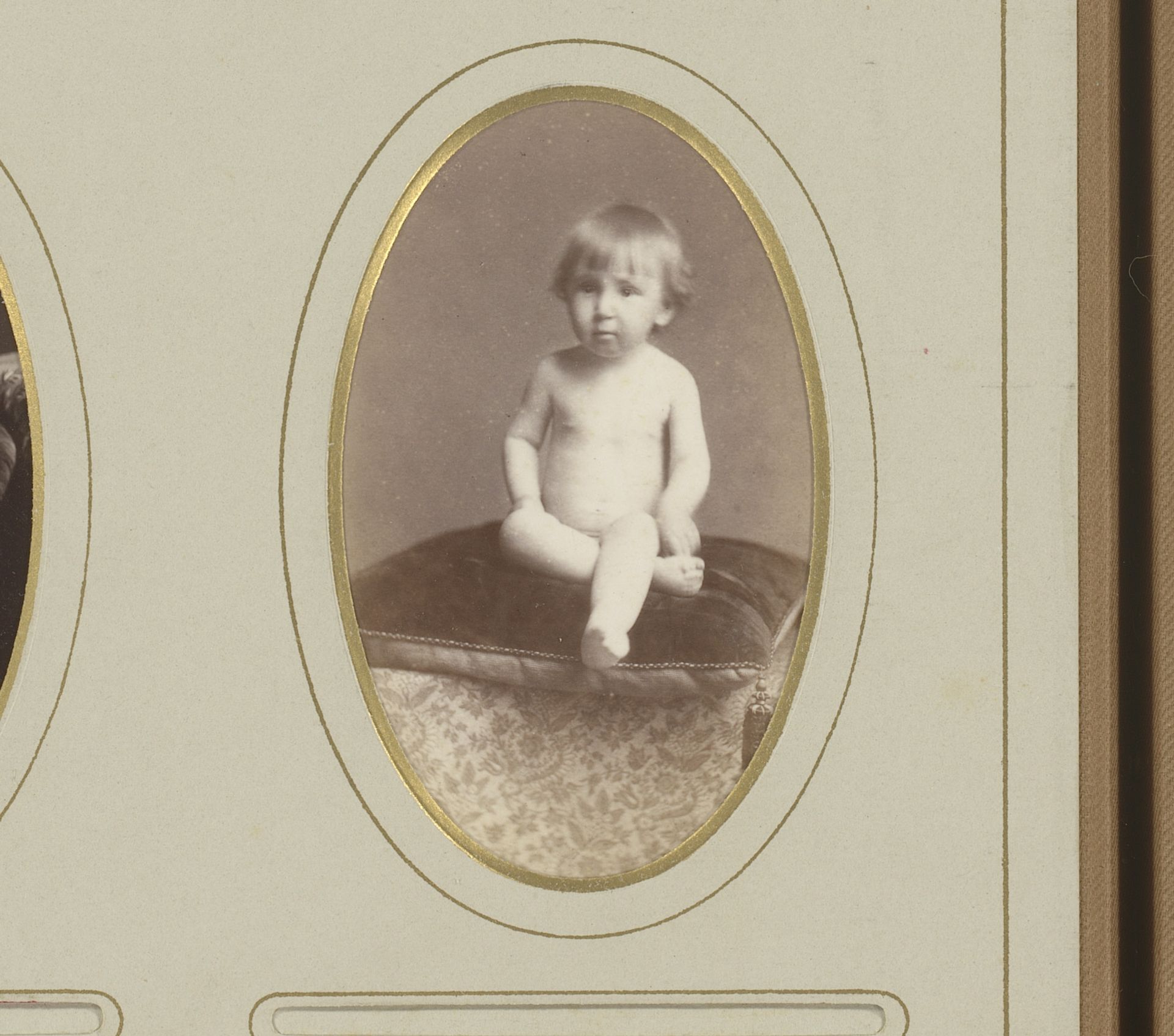 Portret van een naakte baby by F. Meeus-Verbeke