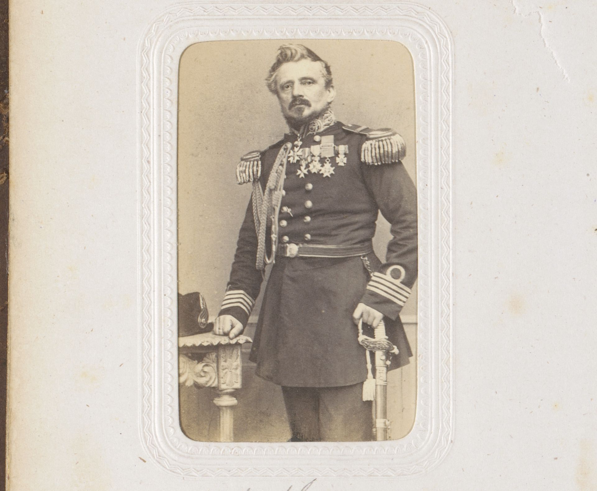 Portret van een man in uniform, aangeduid als De Man by Jacob Hohmann