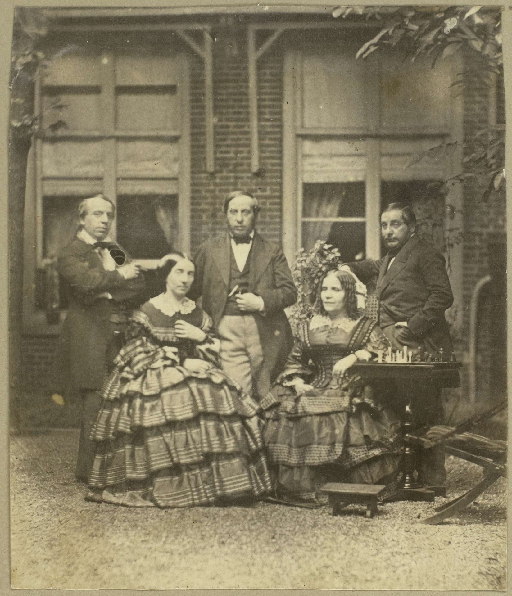 Groepsportret van Euphrosine Asser-Oppenheim met haar broers en haar zuster Elisa Beer-Oppenheim in een tuin by Eduard Isaac Asser