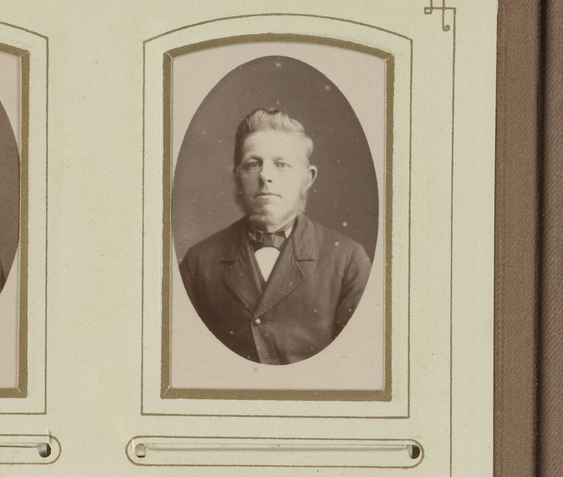 Portret van een man met baard en vlinderstrik by Willem Gerhardus Kuijer