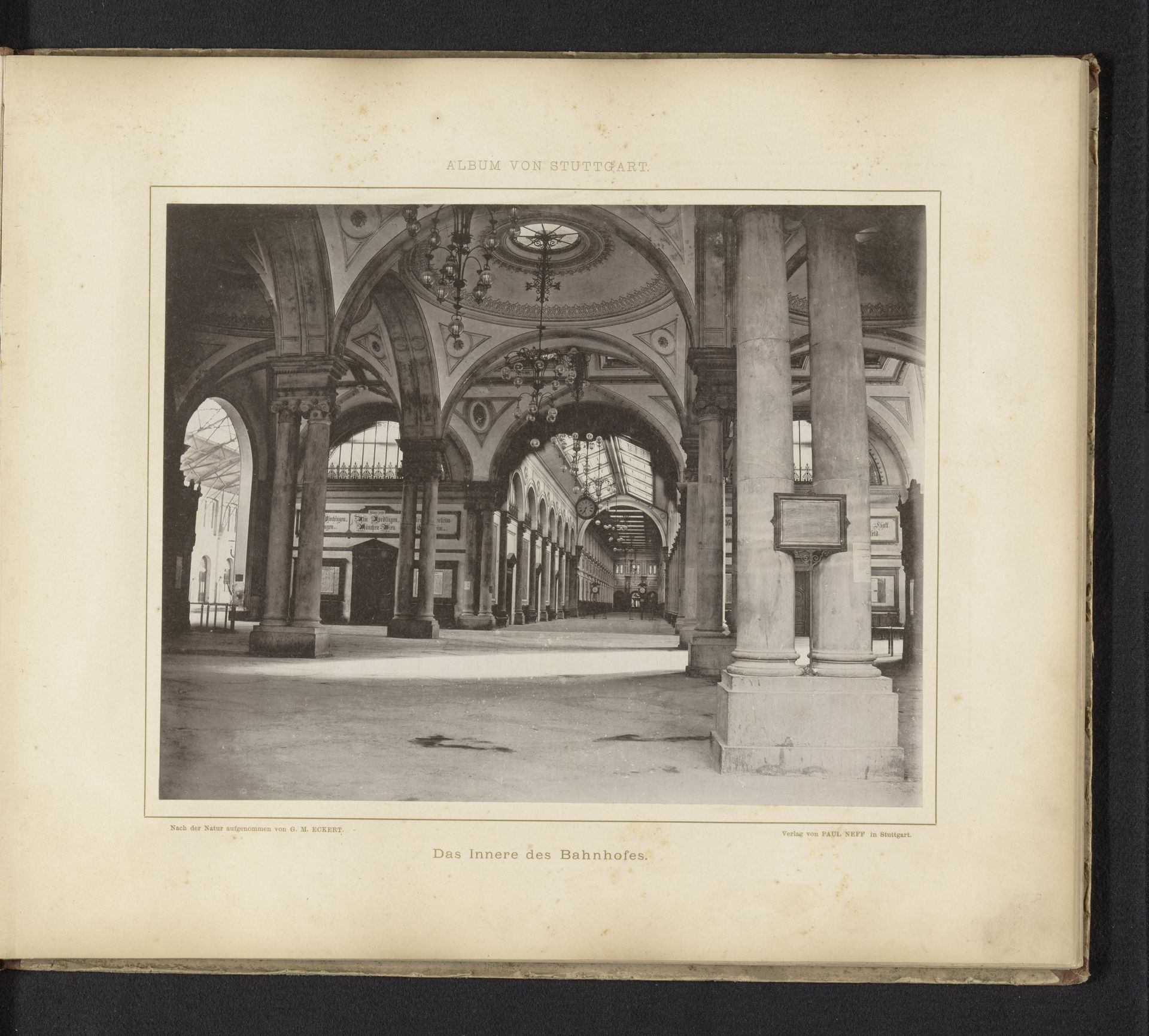 Interieur van het stationsgebouw van Stuttgart, Duitsland by Georg Maria Eckert