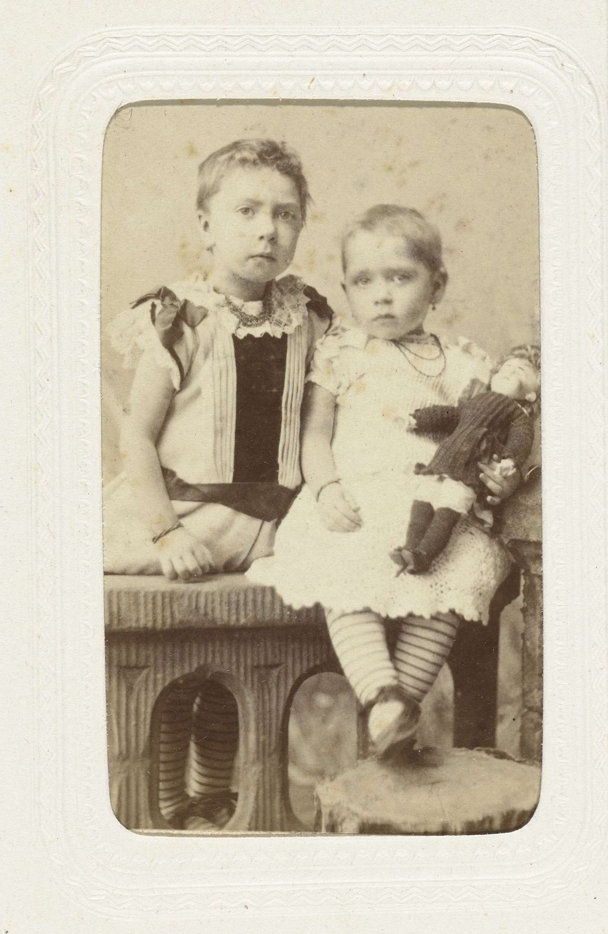 Studioportret van twee kinderen op een tafel by Albert Greiner
