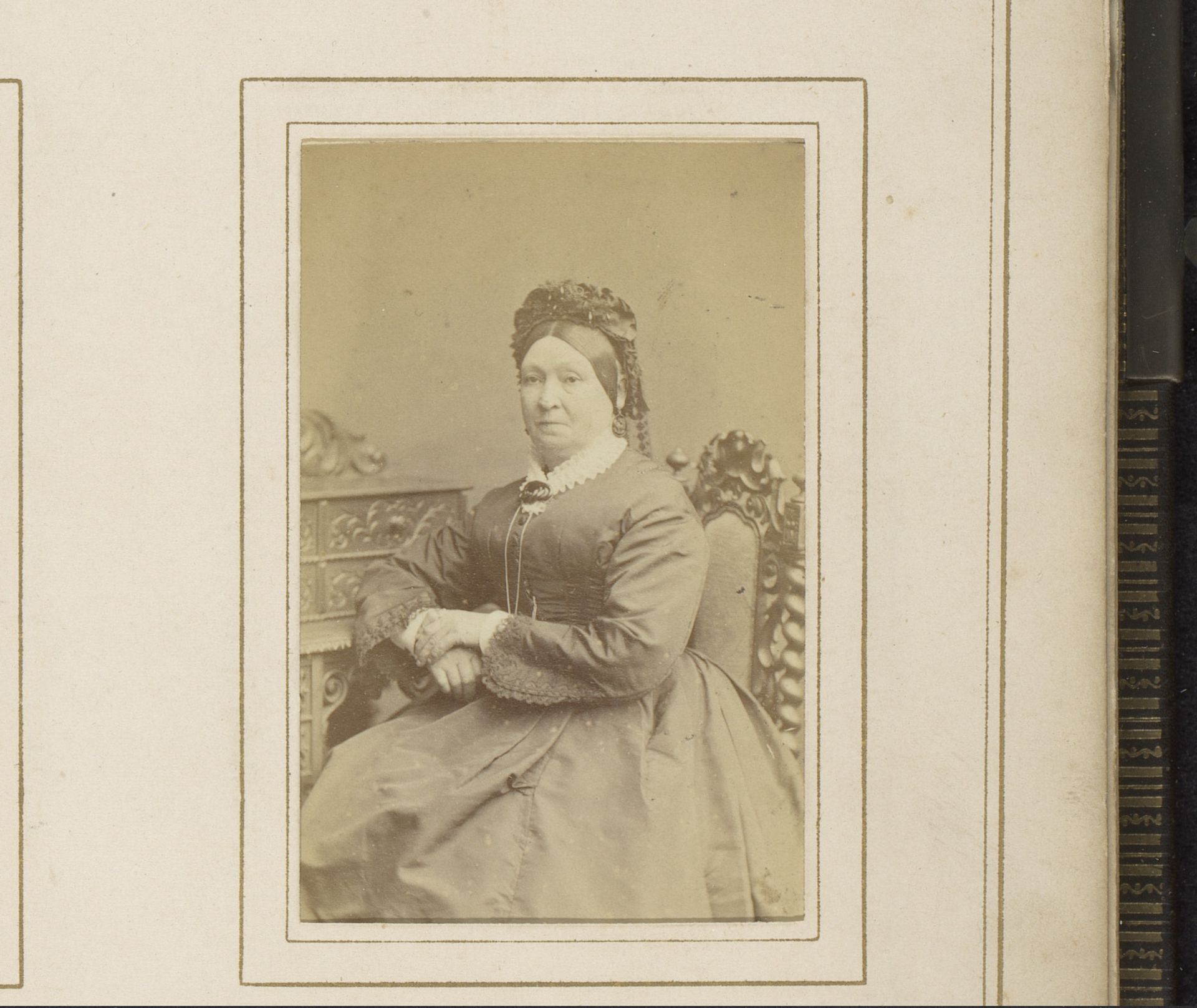 Portret van een zittende vrouw met muts by Albert Greiner
