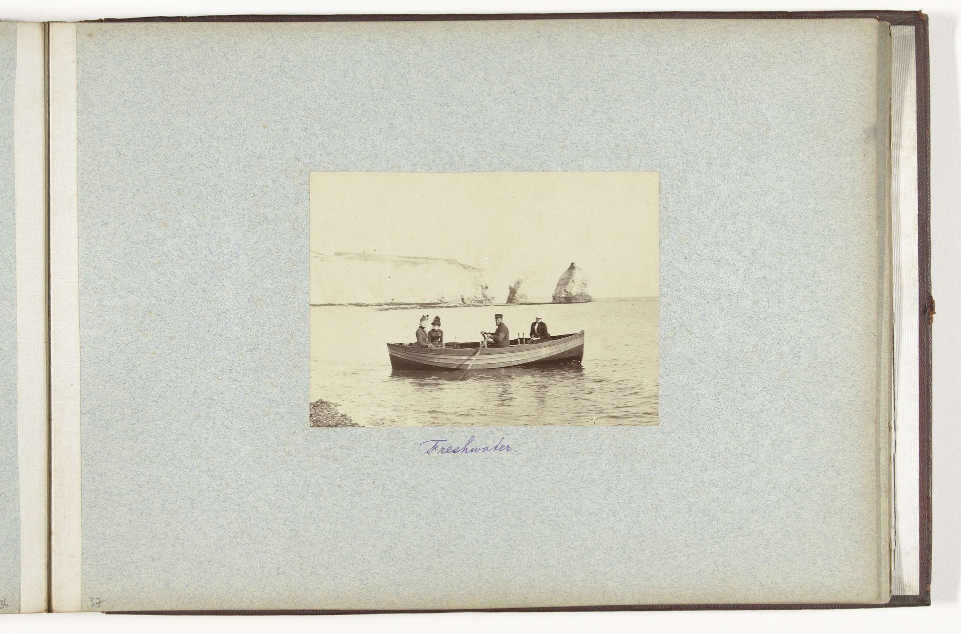 Roeiboot in Freshwater Bay bij het eiland Wight by Henry Pauw van Wieldrecht