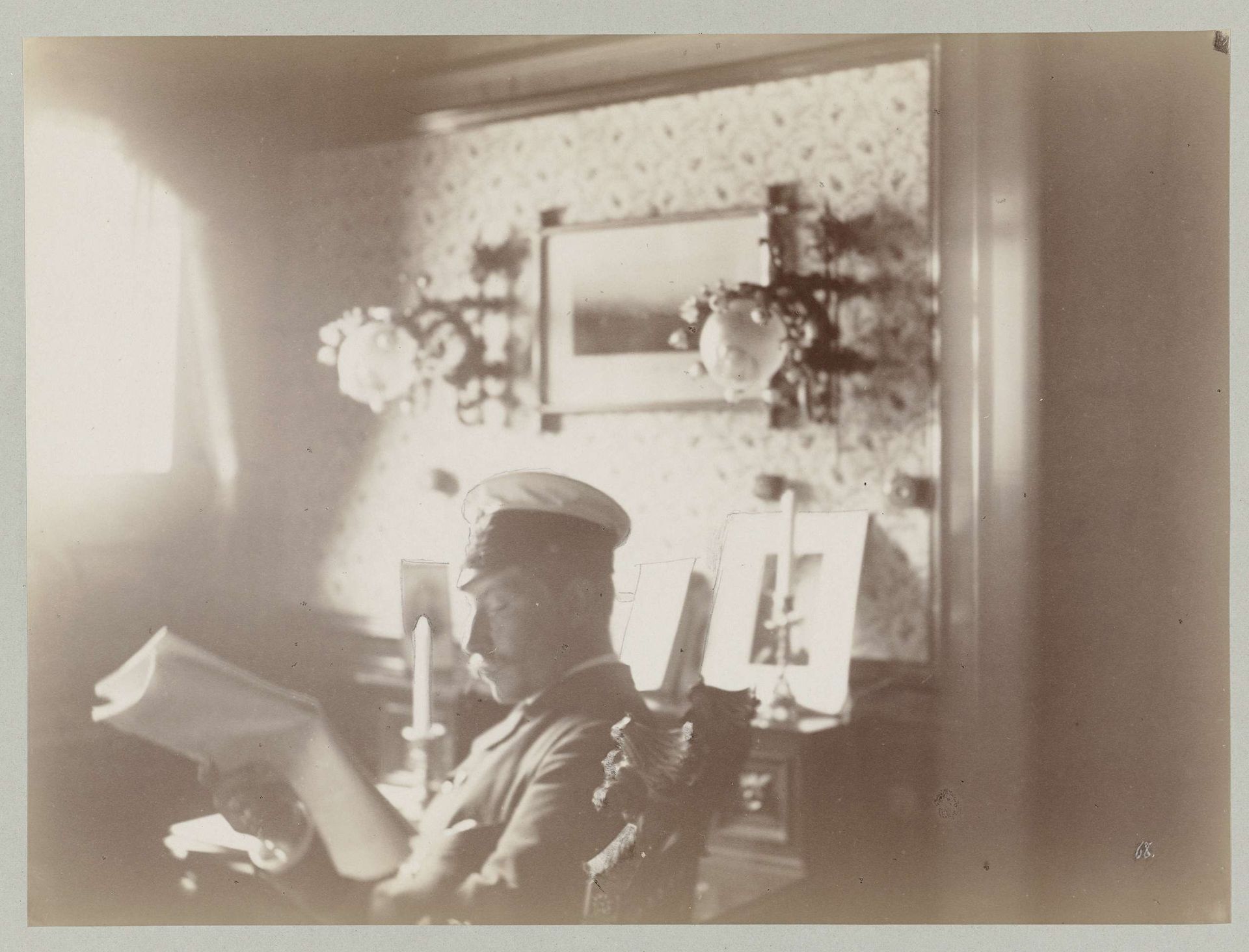 Lezende Keizer Wilhelm II in uniform in zijn hut by Paul Güssfeldt