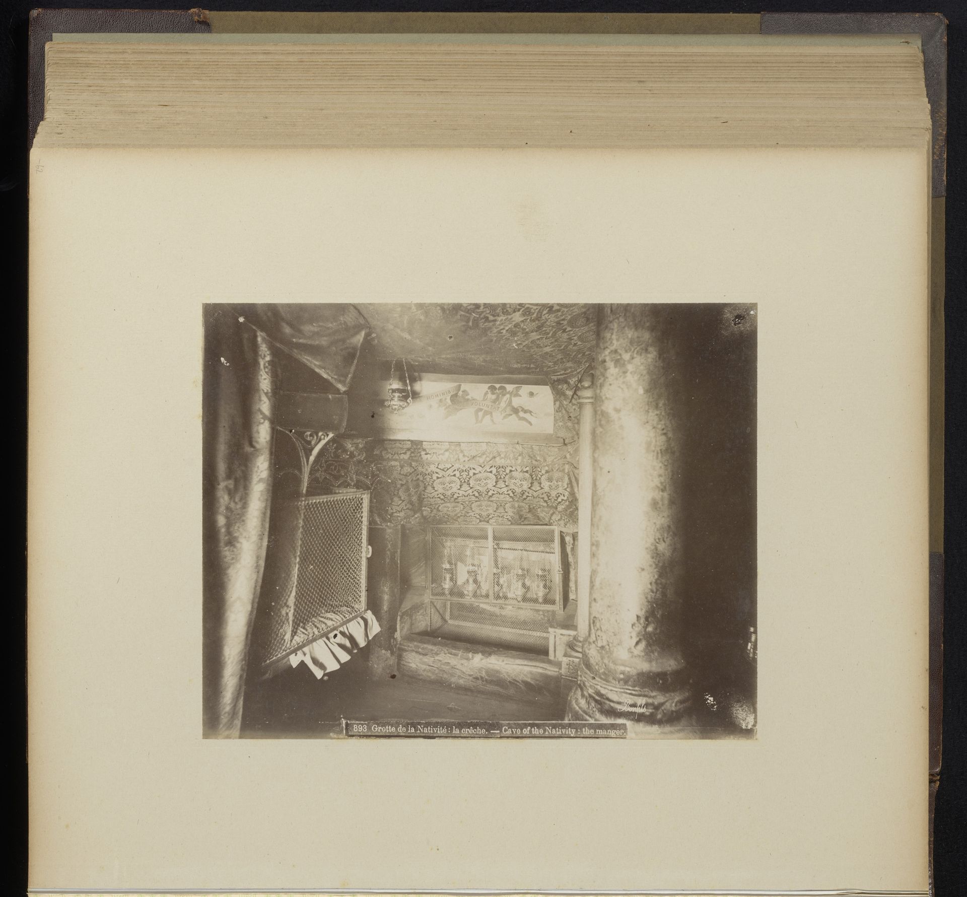 Wieg van Christus in de Geboortekerk in Bethlehem by Félix Bonfils