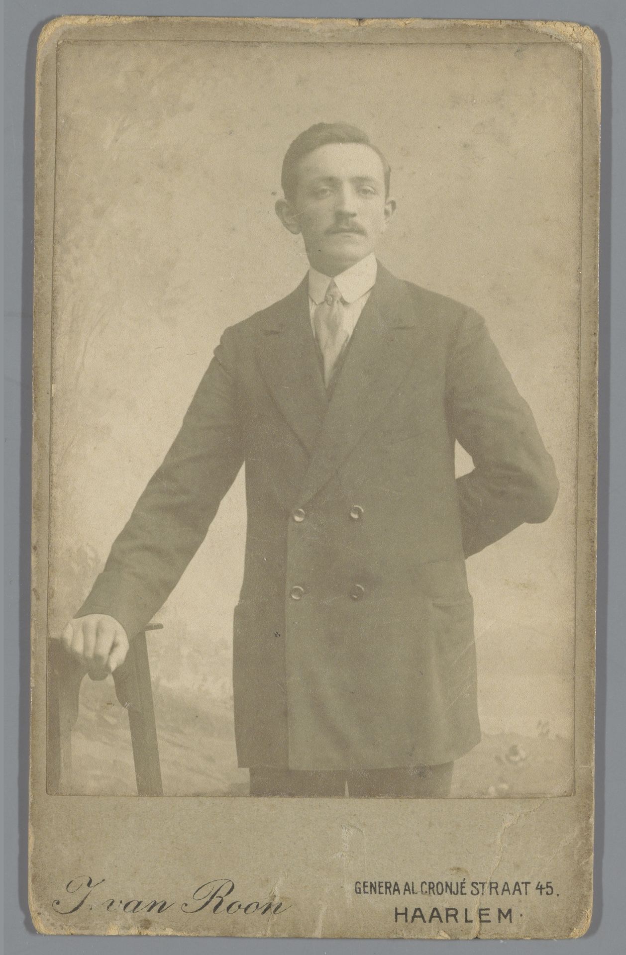 Portret van een onbekende man by J. Roon