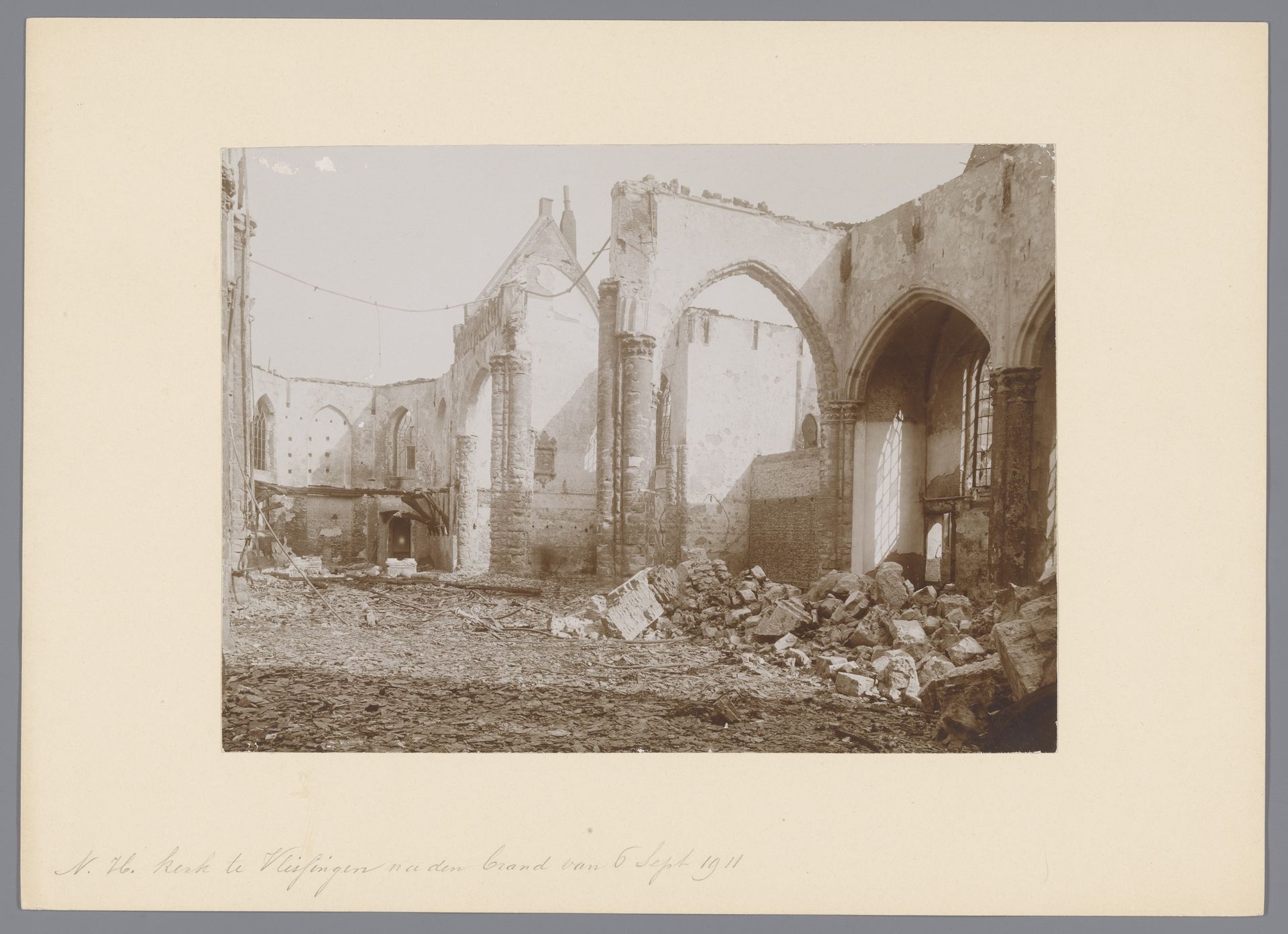 Interieur van de Hervormde Kerk te Vlissingen na de brand in 1911 by anoniem (Monumentenzorg)