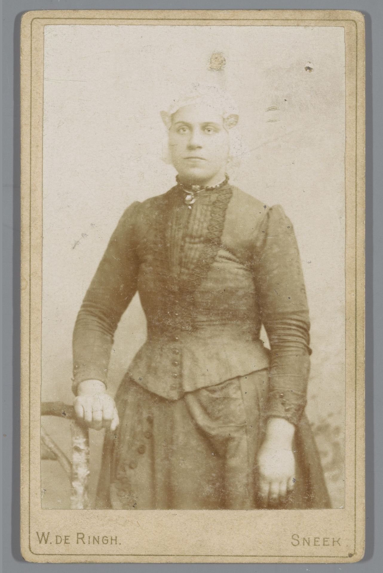 Portret van een onbekende vrouw met een Friese floddermuts by W. de Ringh