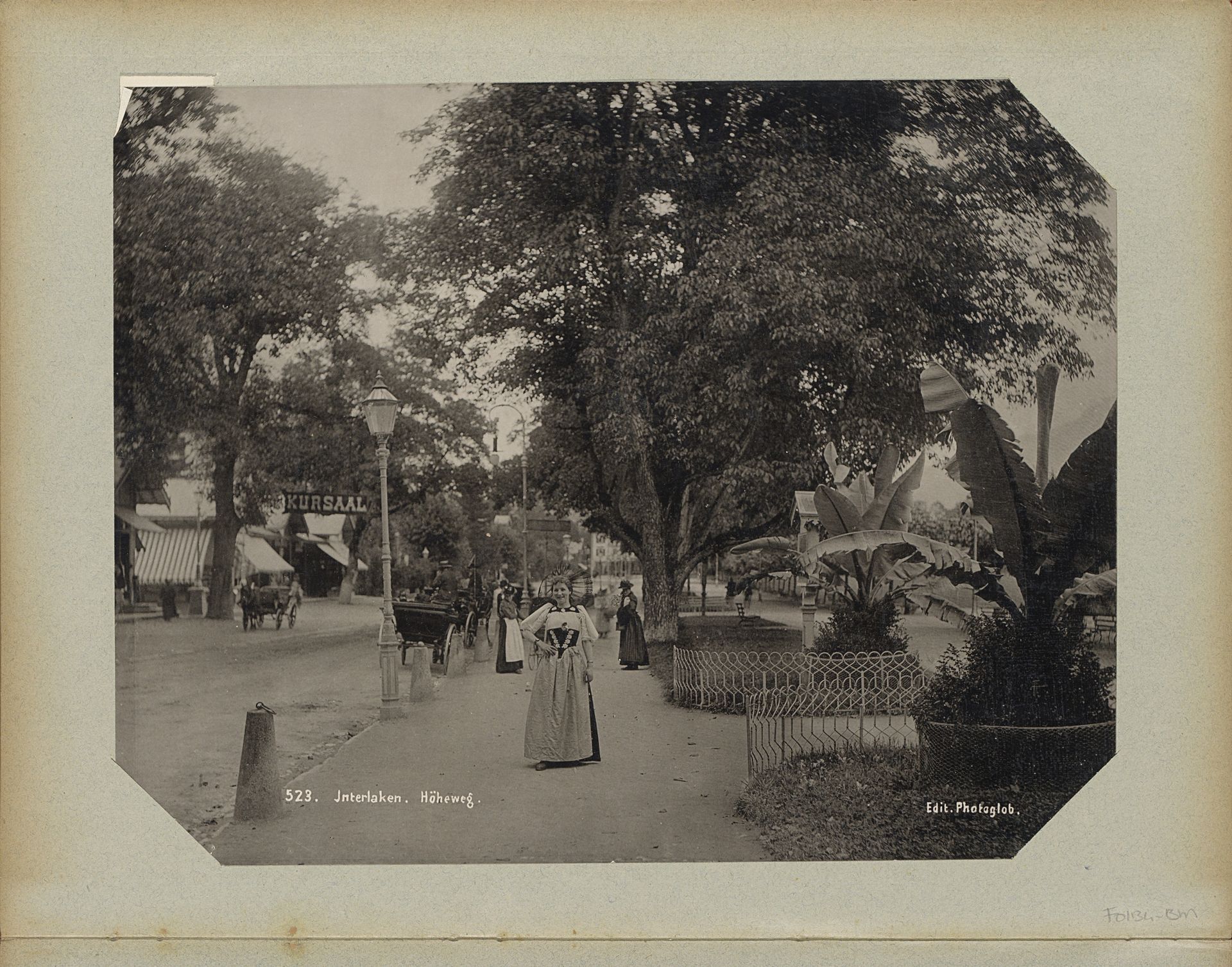 Straatgezicht met een vrouw in klederdracht op de Höhenweg in Interlaken by Photoglob & Co.