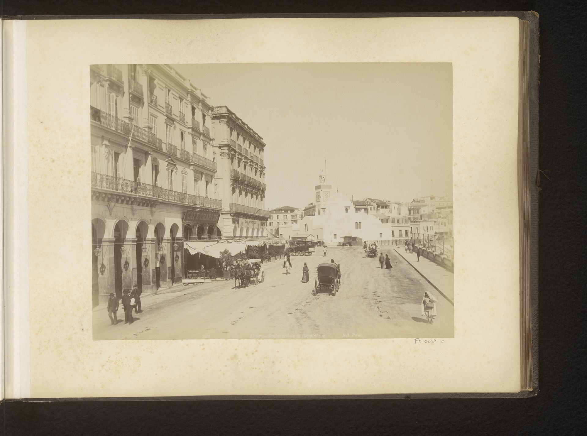 Gezicht op Boulevard de la Republique te Algiers by Étienne Neurdein