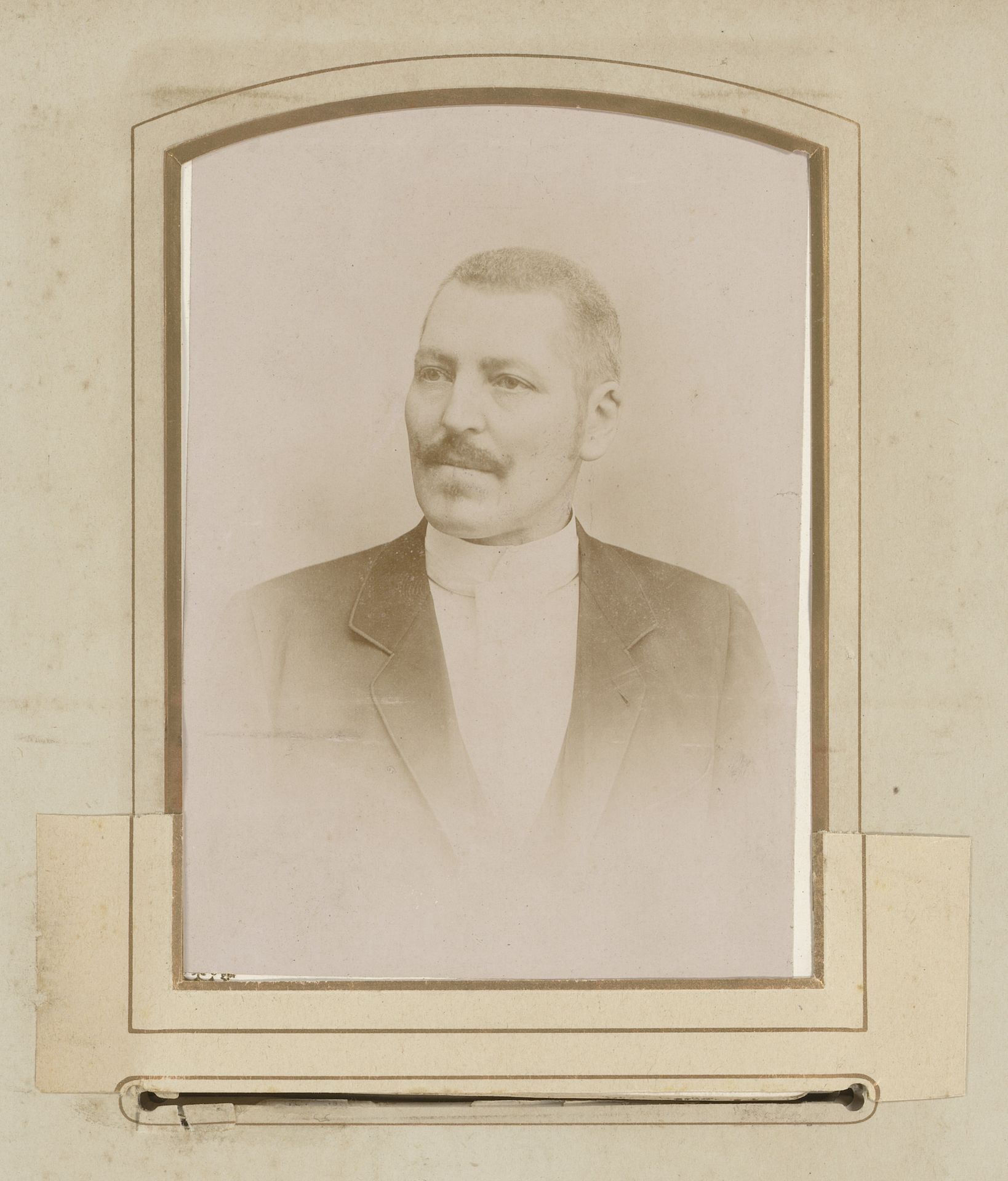 Portret van een man met snor by Boute-Dooreman