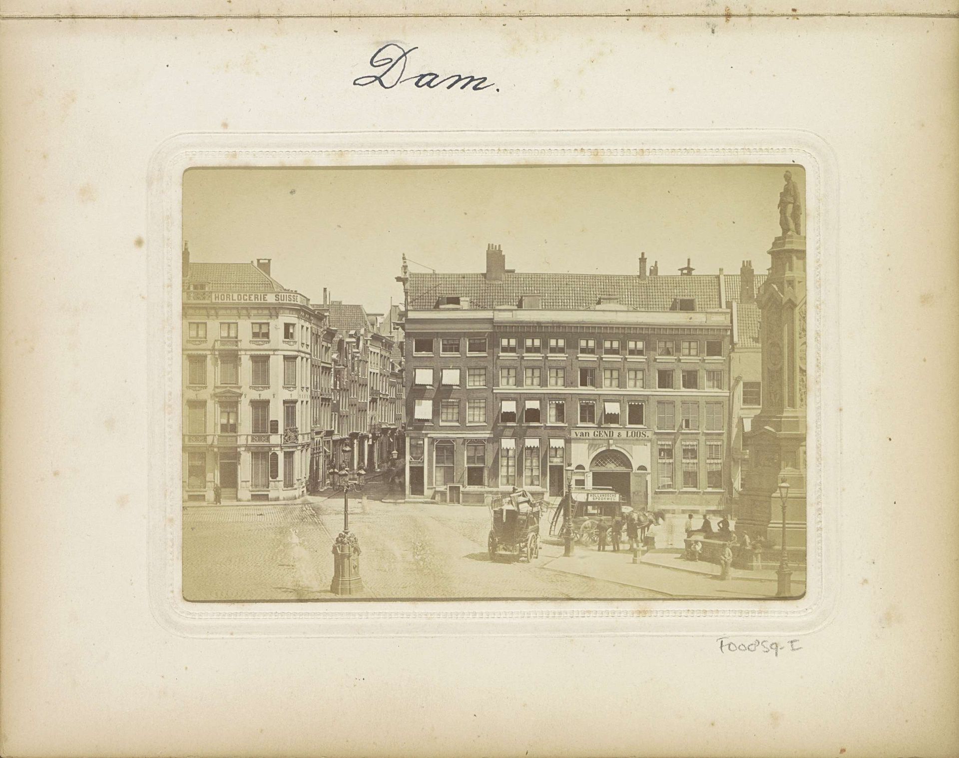 Gezicht op de noordzijde van de Dam met omnibussen van de Hollandsche Spoorweg, het gebouw van Van Gend & Loos en links de ingang van de Nieuwendijk by Rooswinkel & Co