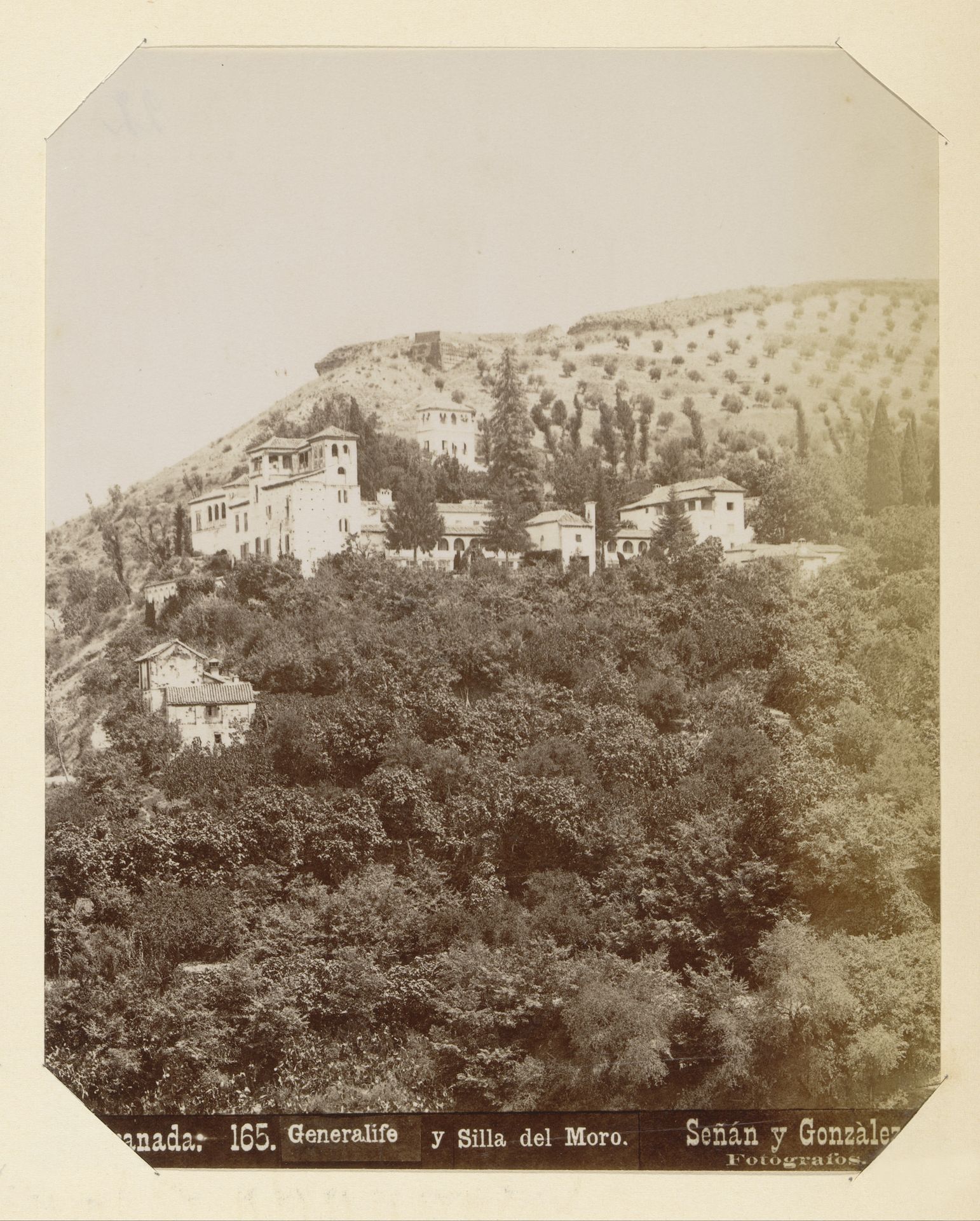 Gezicht op Silla del Moro en Generalife te Granada by Señan y Gonzalez