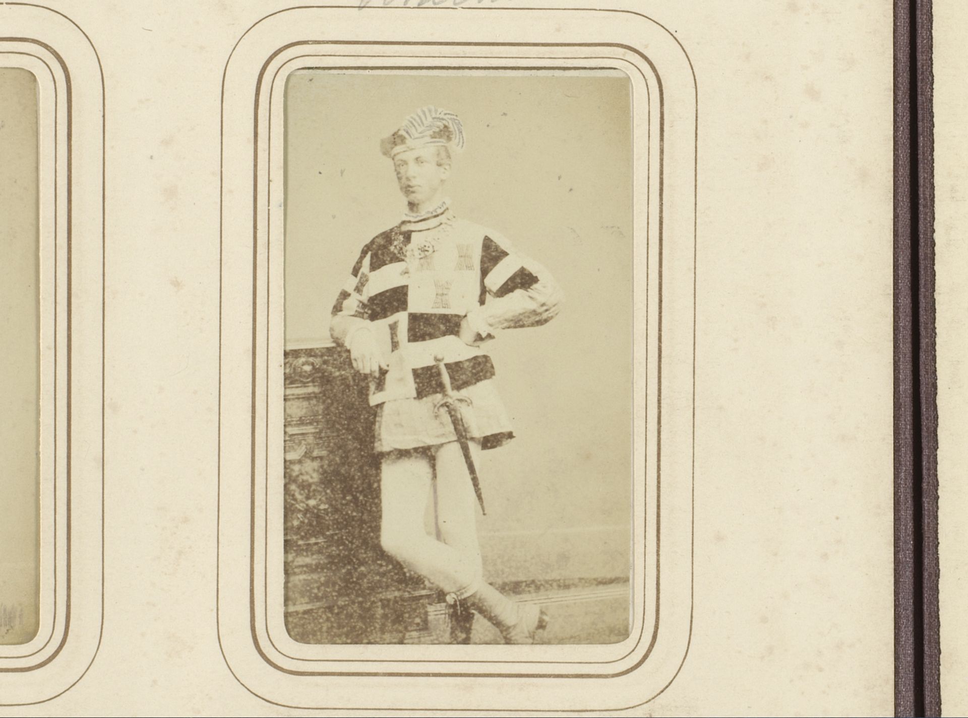 Portret van een jonge man in kostuum by Henri Pronk