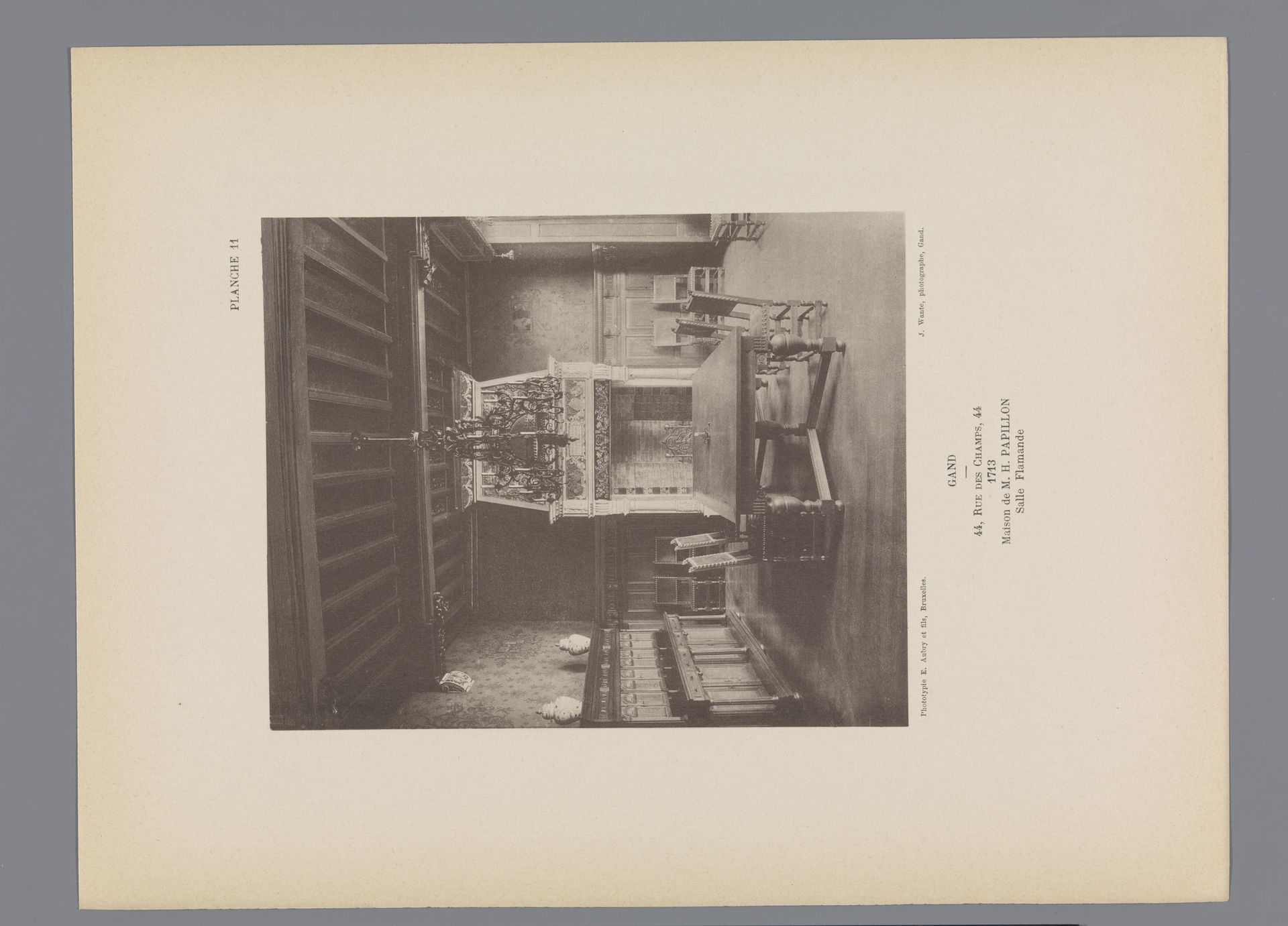 Gezicht op een zaal in Vlaamse stijl in het huis van H. Papillon in Gent, België by Jef Wante