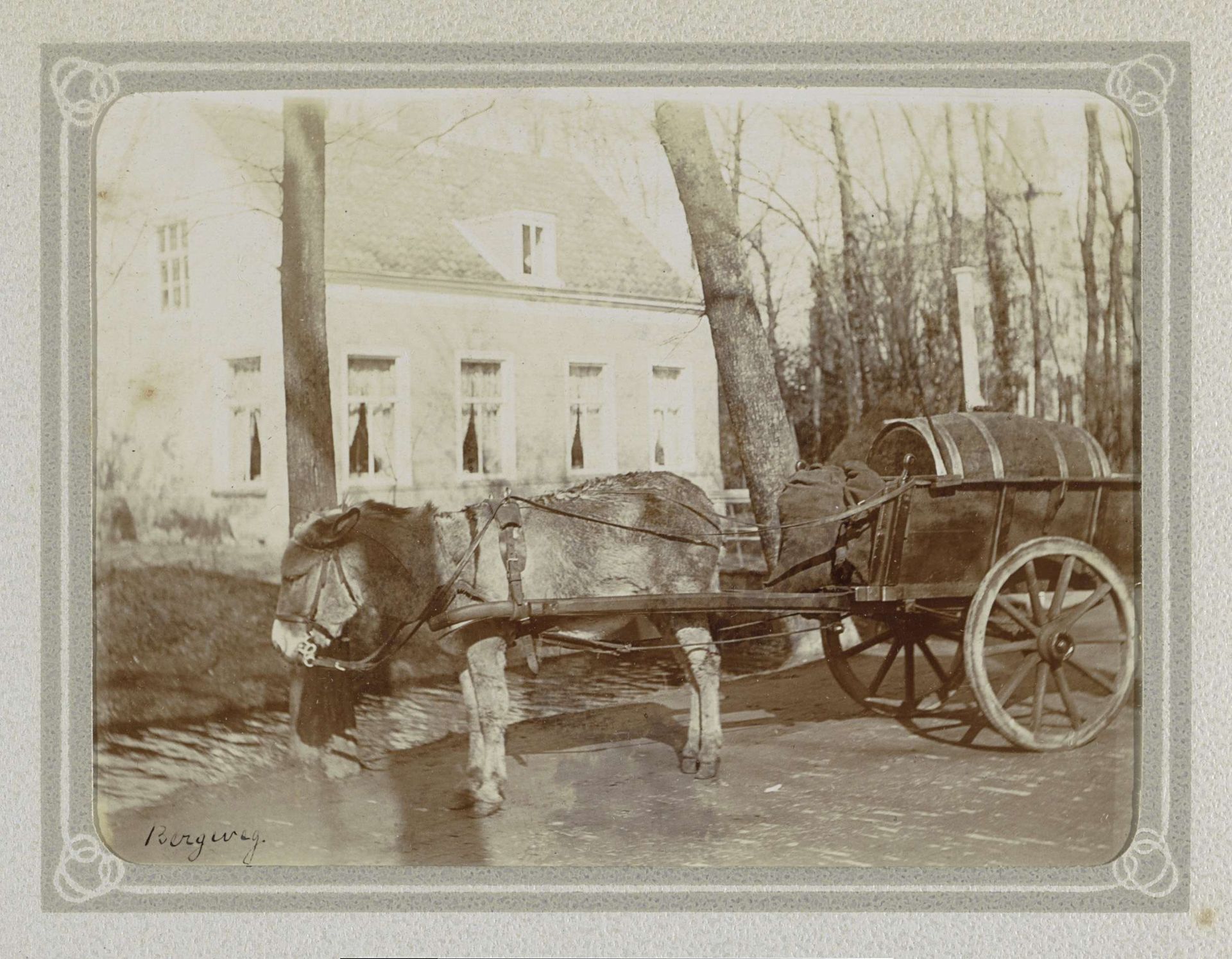 Paard en wagen bij een huis aan een sloot aan de Bergweg te Rotterdam by Folkert Idzes de Jong