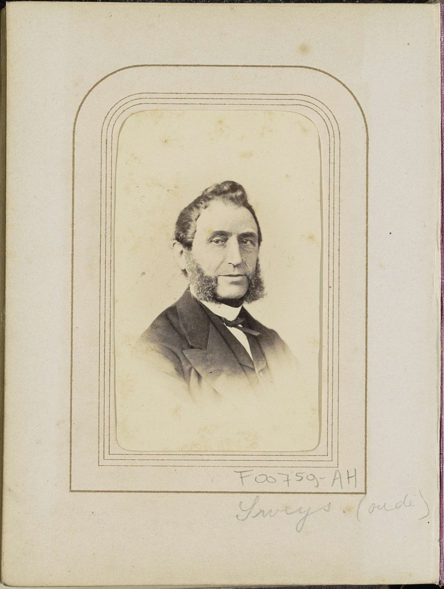 Portret van een man met bakkebaarden, aangeduid als Sweys (oude) by Wegner & Mottu