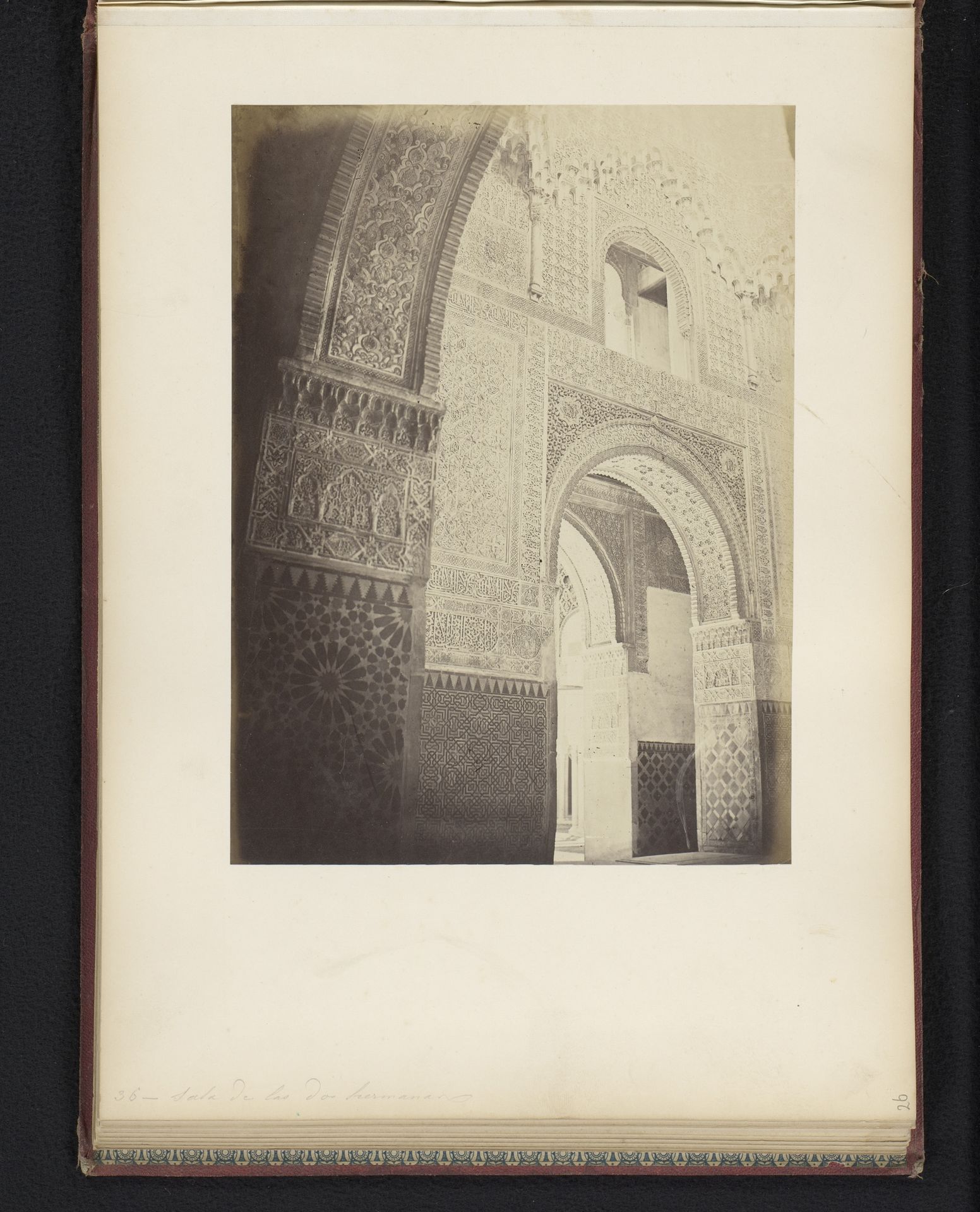 Interieur van de Sala de Dos Hermanas in het Alhambra te Granada, Spanje by C Maufsaise