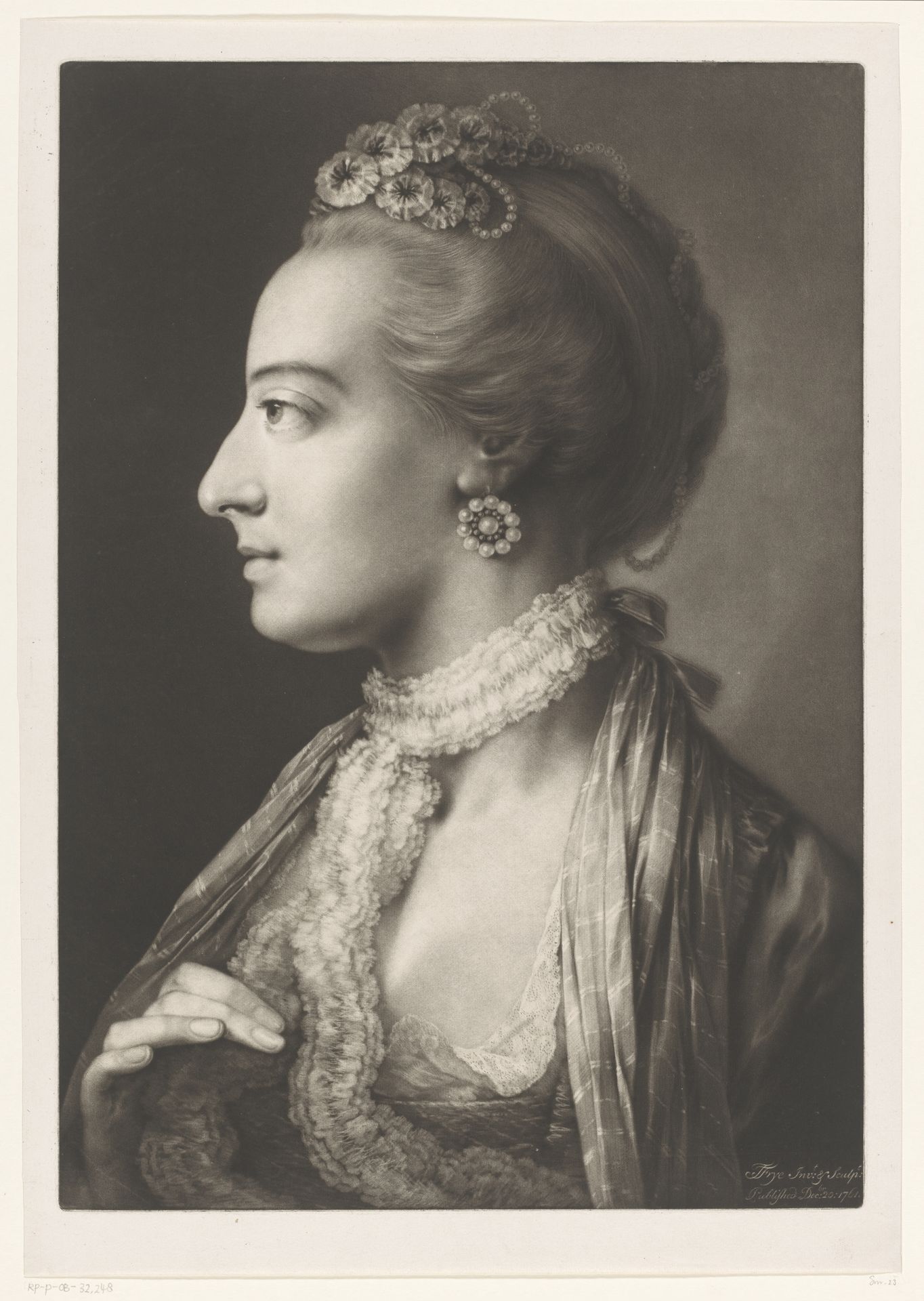 Vrouw met een kanten halsband, pareloorbellen en diadeem by Thomas Frye