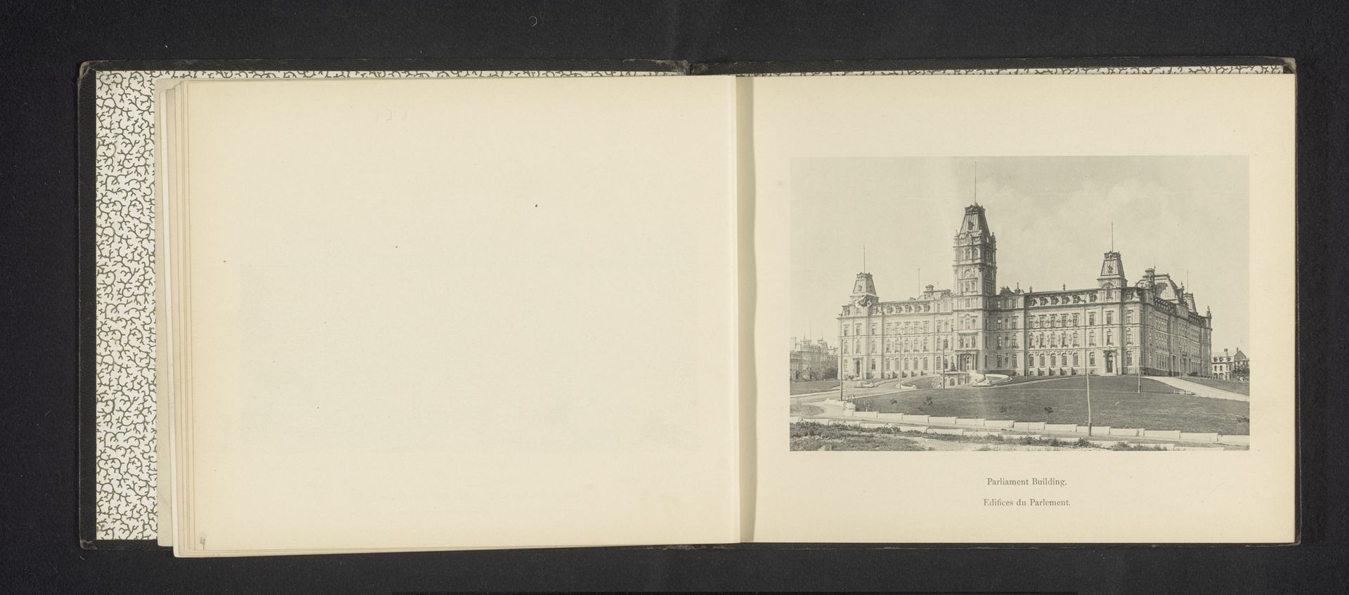 Gezicht op het parlementsgebouw van Québec by Jules-Ernest Livernois