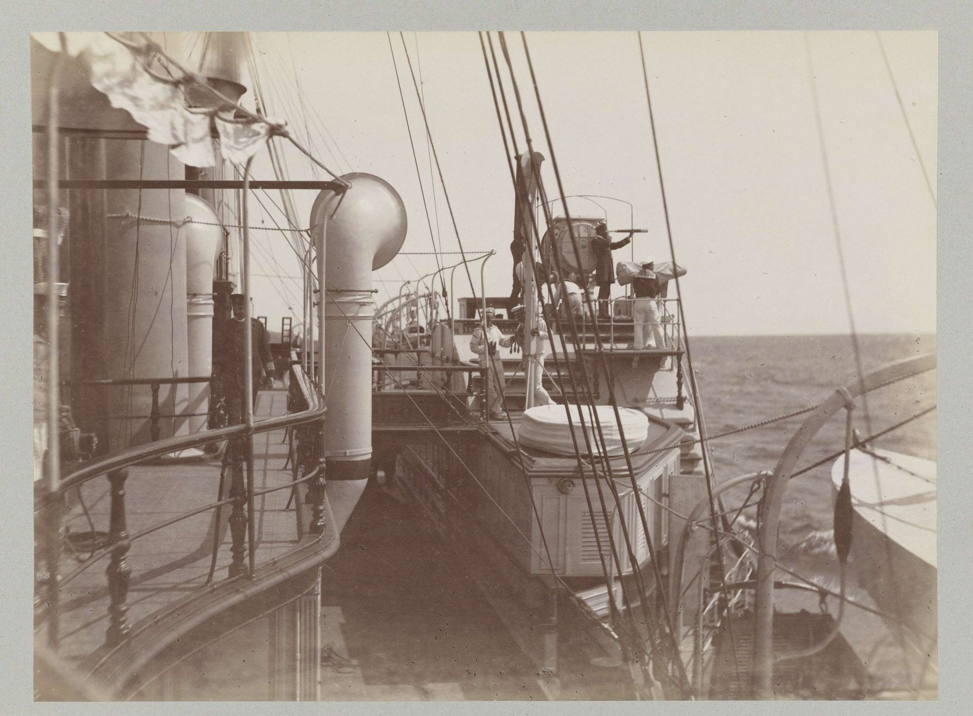 Een aantal bemanningsleden van de Hohenzollern op een van de schepraderen van de boot by Paul Güssfeldt