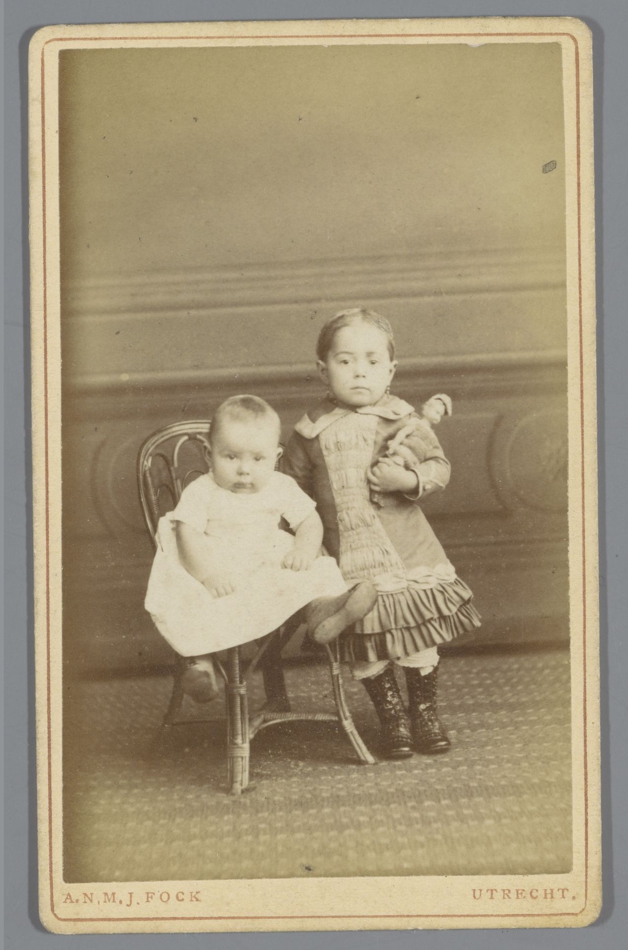 Portret van twee onbekende kinderen by Arnold Nelius Marinus Johannes Fock
