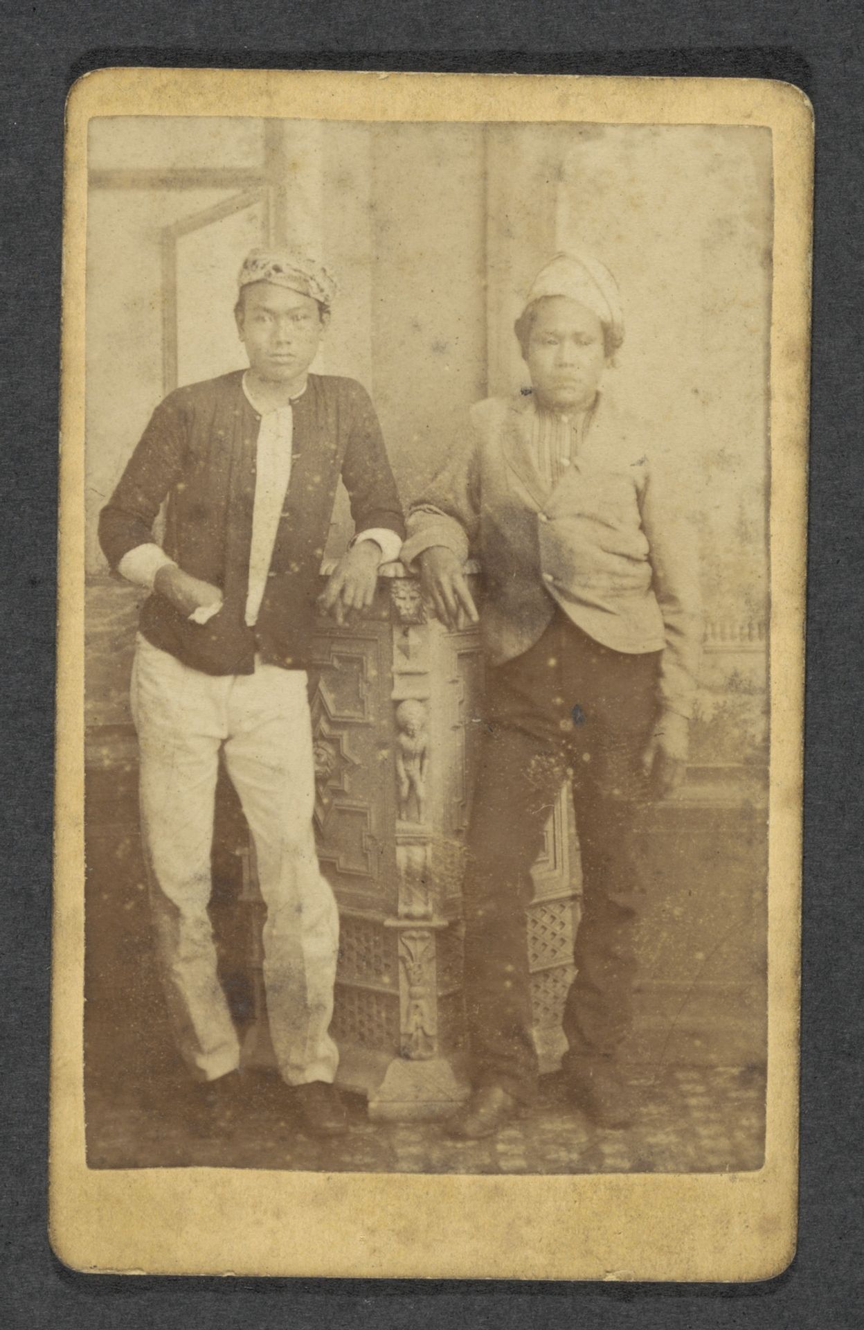 Portret van twee jongens, vermoedelijk in Nederlands-Indië by A.C. Weijens