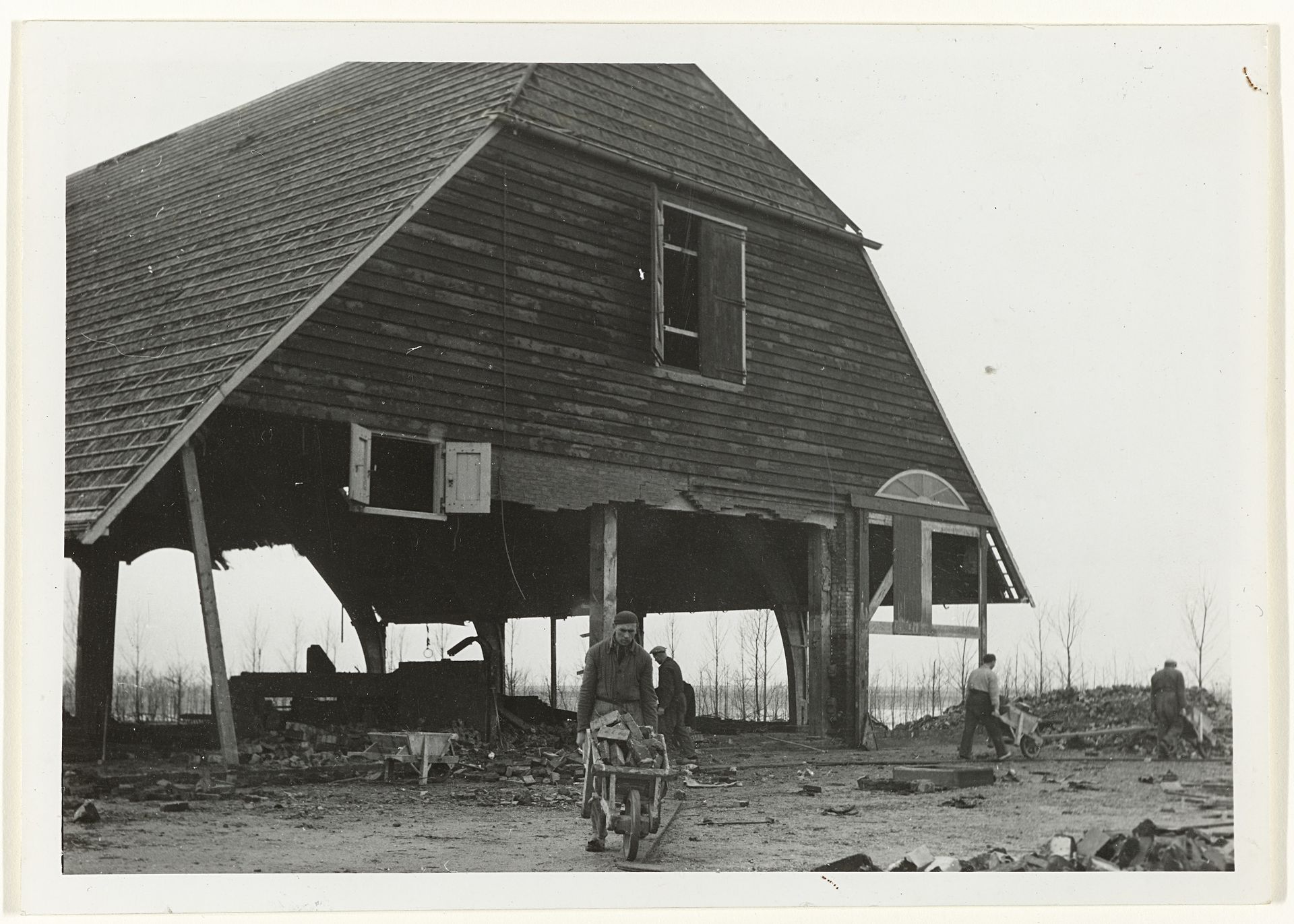 Boerderij in de Wieringermeer na onderwaterzetting by Charles Breijer