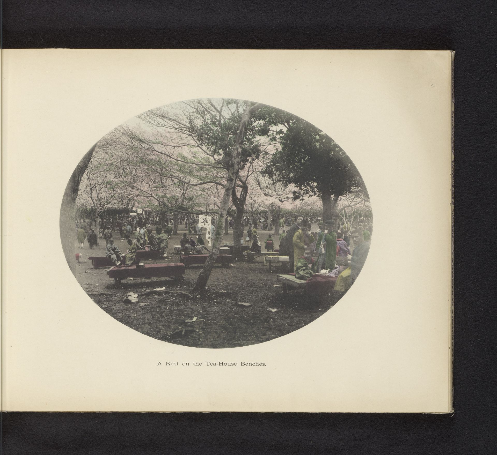 Groep mensen op de bankjes van een theehuis in Uenopark in Tokyo, Japan by Kazumasa Ogawa