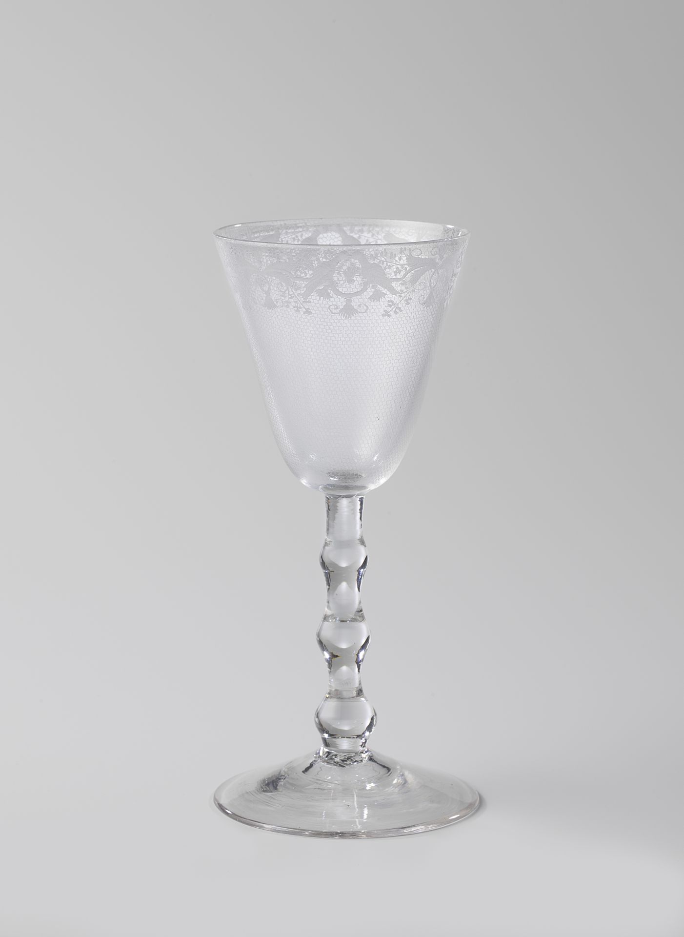 Kelkglas met een ornamentrand by Anonymous