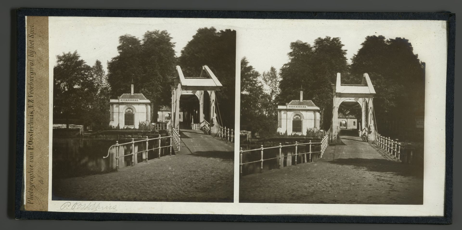 Gezicht op 's Gravelandsche poort te Weesp by Pieter Oosterhuis