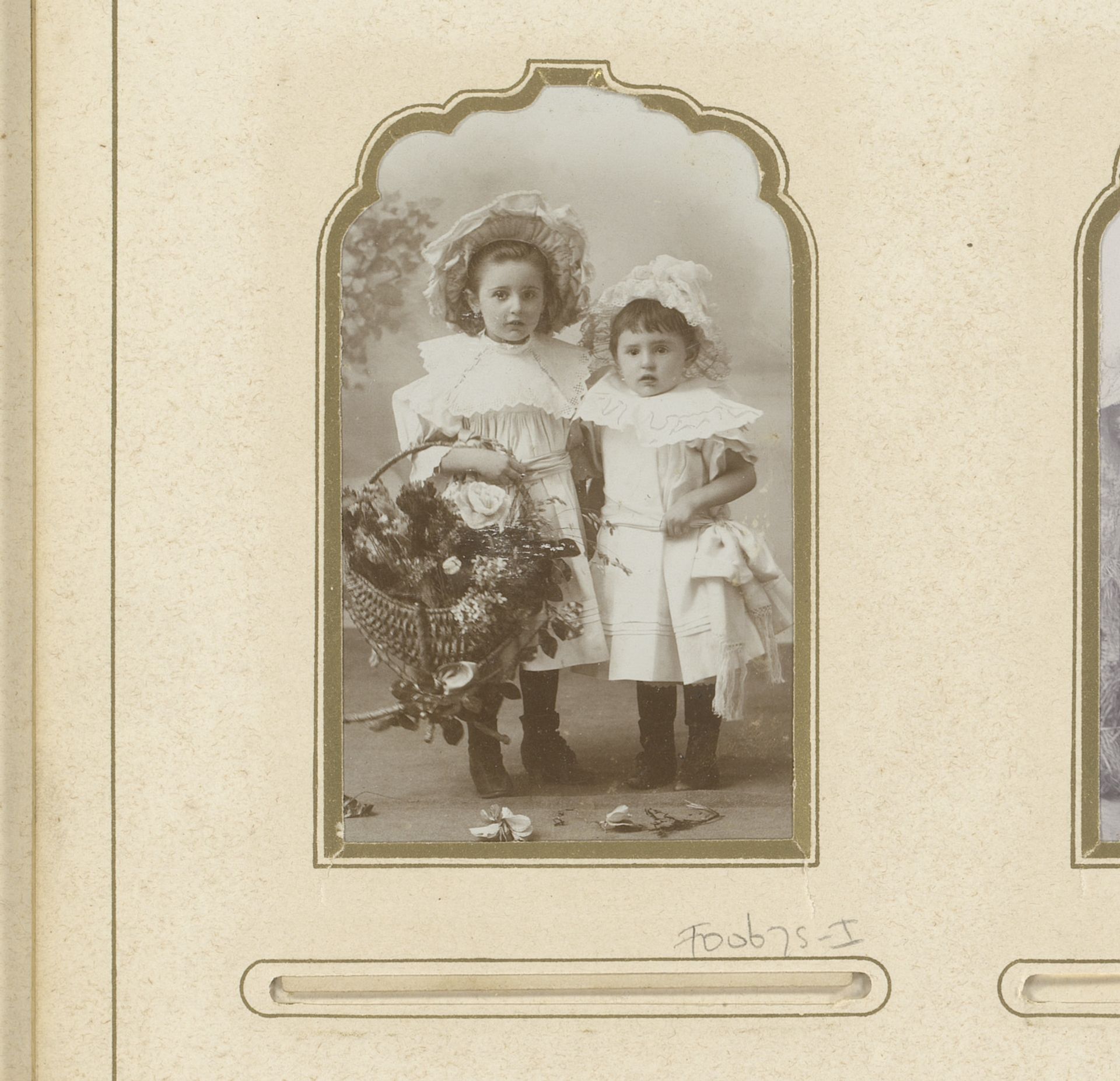 Portret van twee meisjes in witte jurken en hoeden met mand vol bloemen by J. van Zwaan