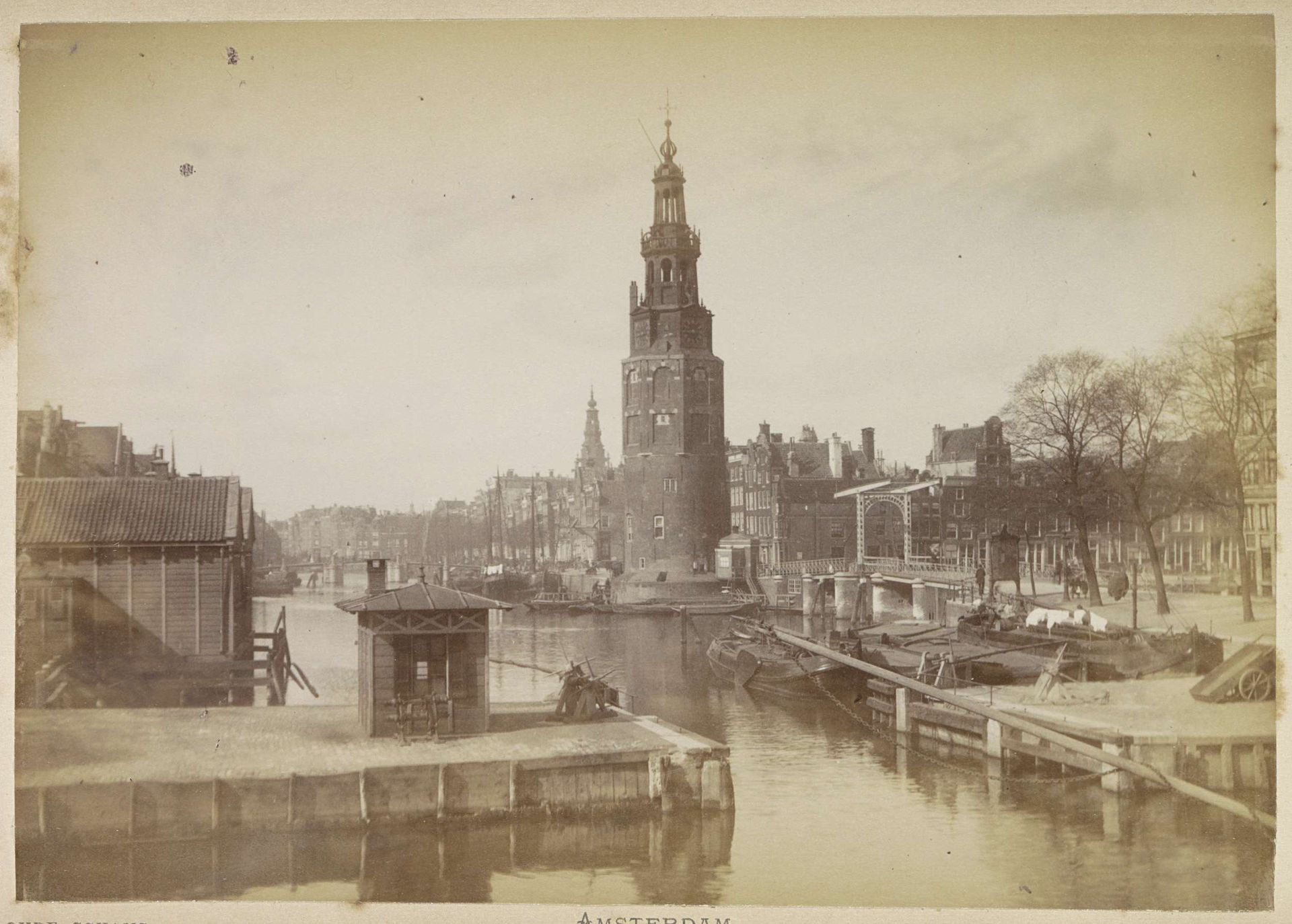 Gezicht op de Oude Schans en de Montelbaanstoren met op de voorgrond de Kikkerbilsluis by Andries Jager