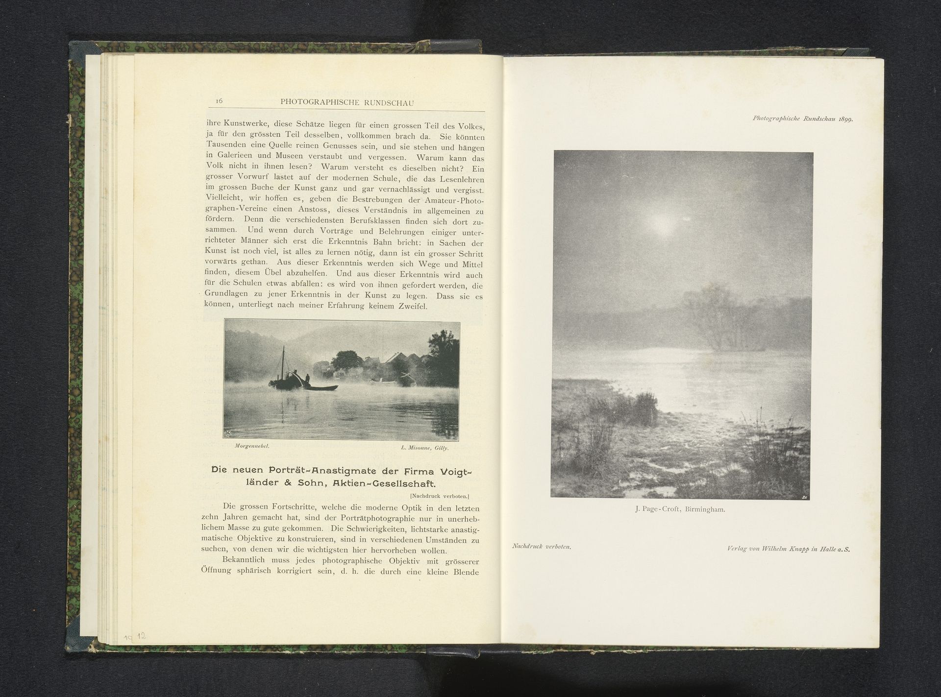 Gezicht op een boot op het water in de mist, met op de achtergrond een dorp by Léonard Misonne