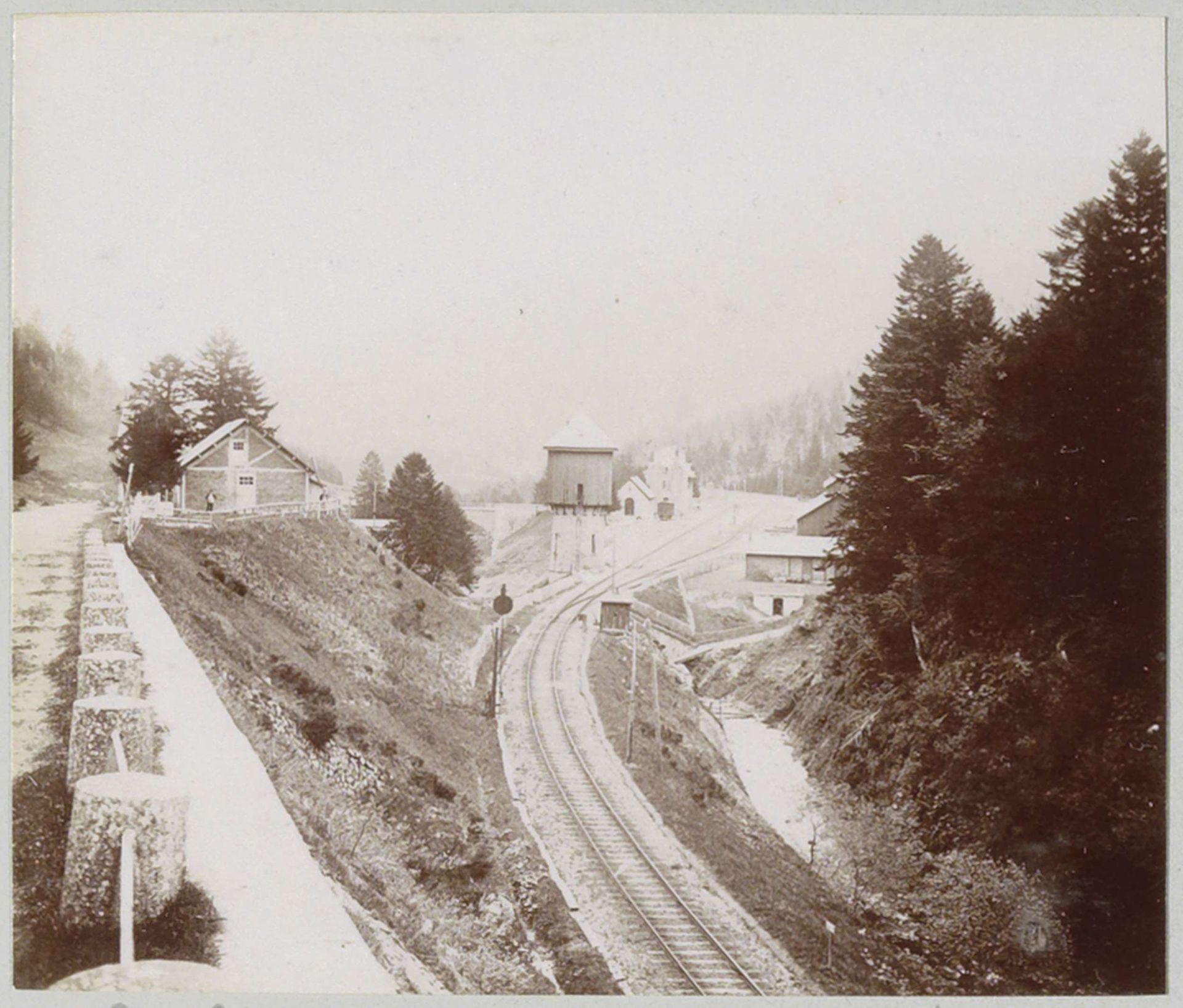 Gezicht op een spoorweg met station en watertoren in Le Lioran by Delizy