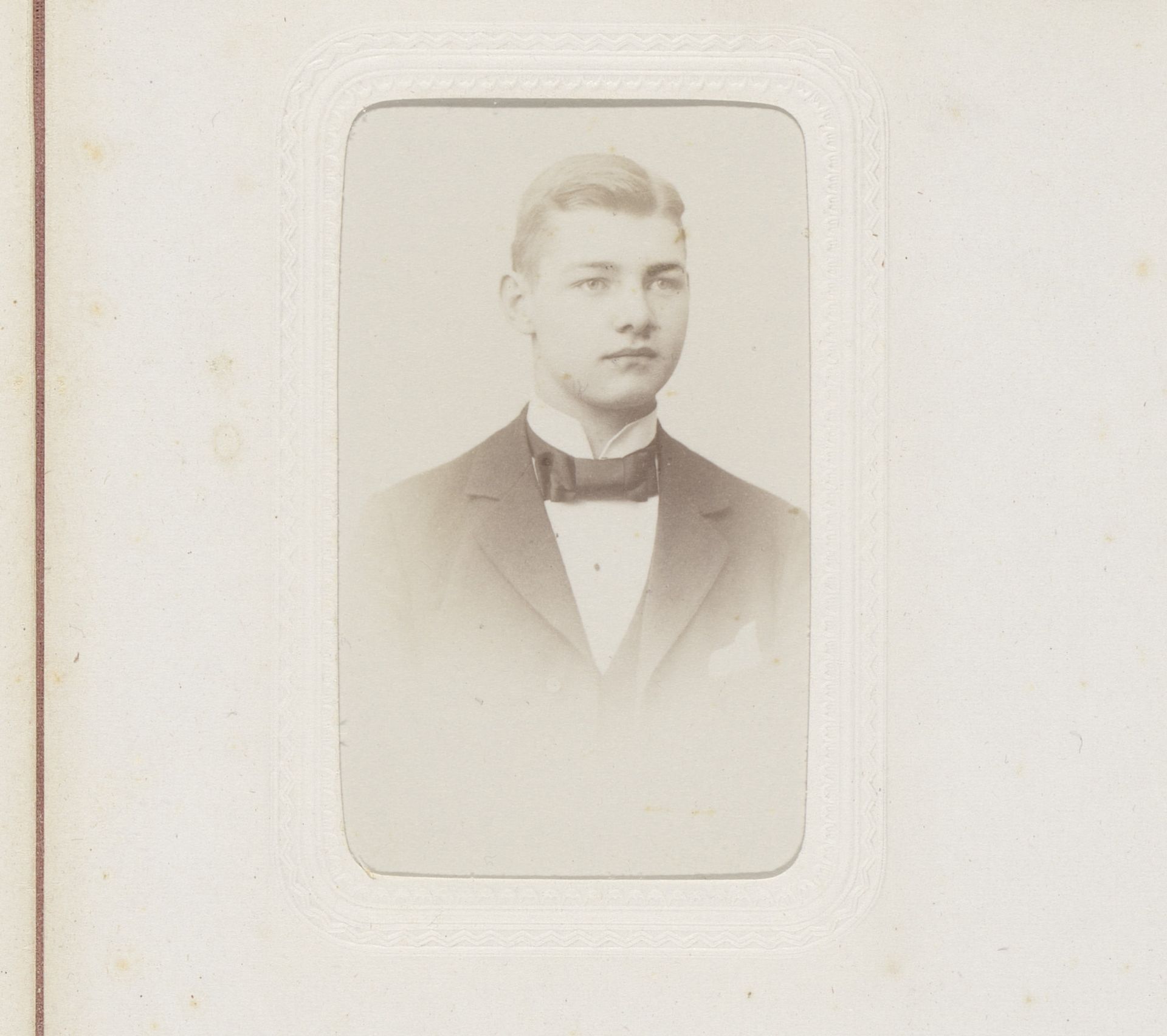 Portret van een jonge man by H. Berghäger