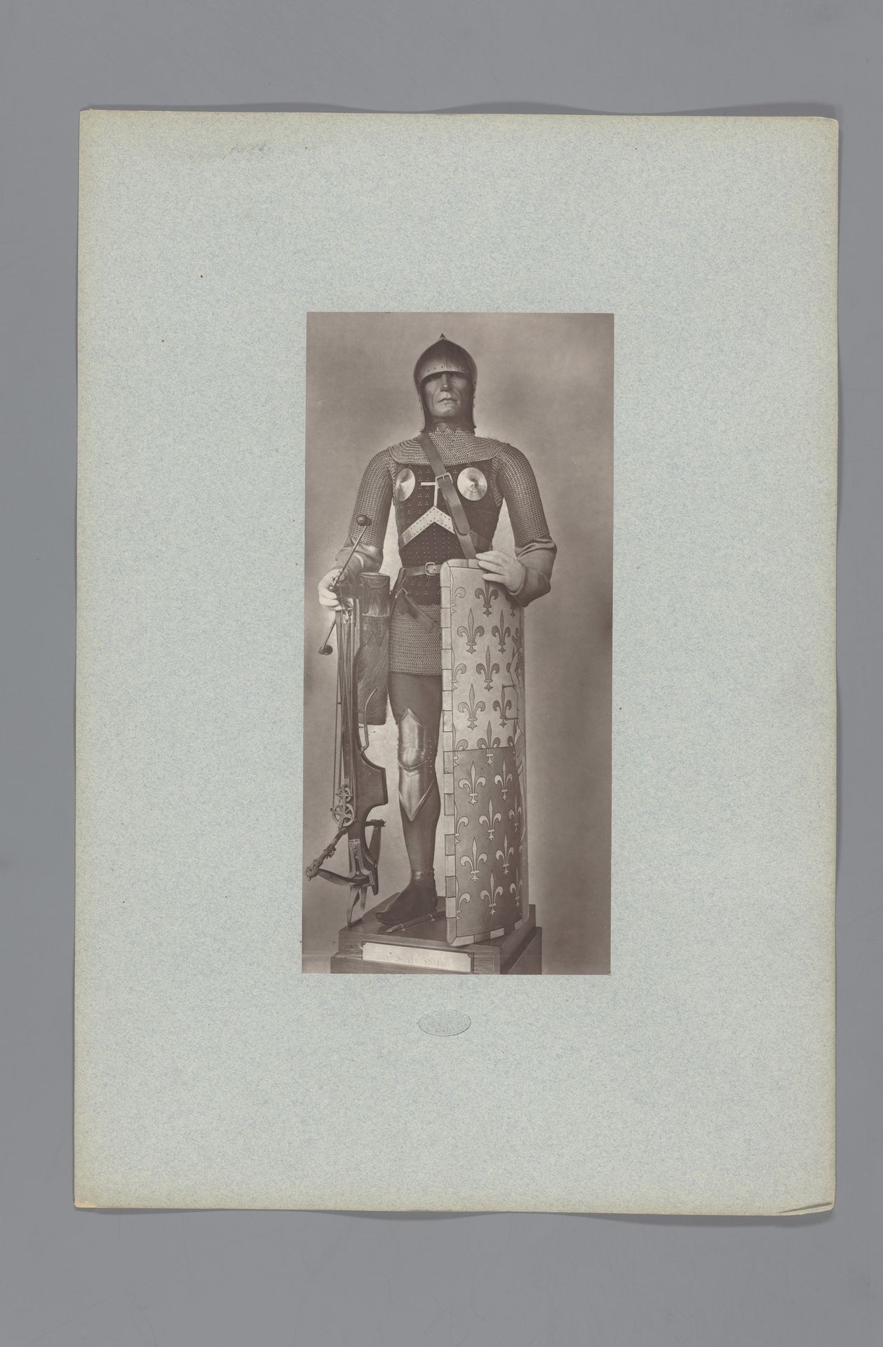 15de-eeuws harnas met kruisboog en schild uit het leger van Karel VII van Frankrijk, uit de collectie van het Musée d'Artillerie in Parijs by Anonymous