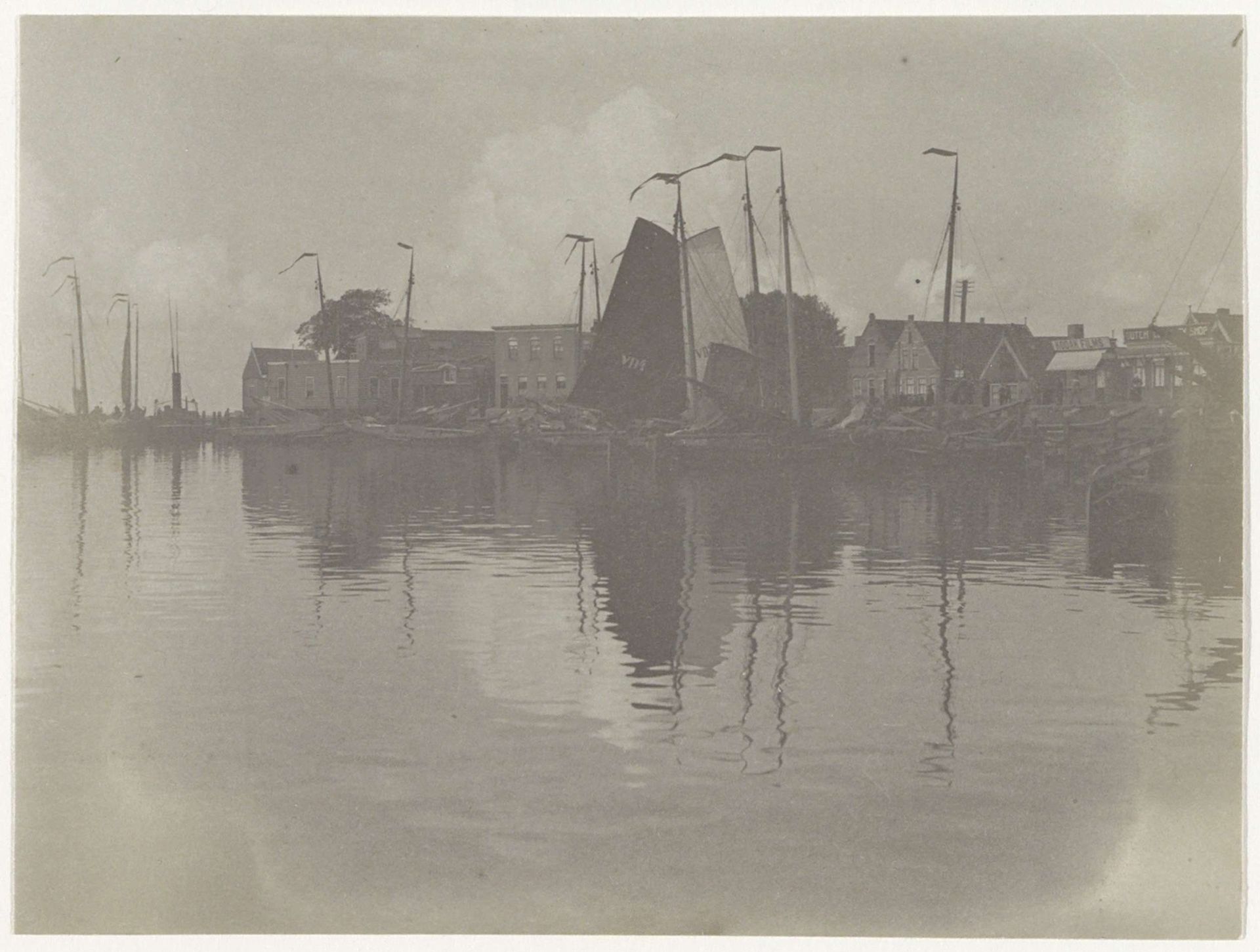 Gezicht op huizen en zeilschepen in Volendam by G. Hidderley