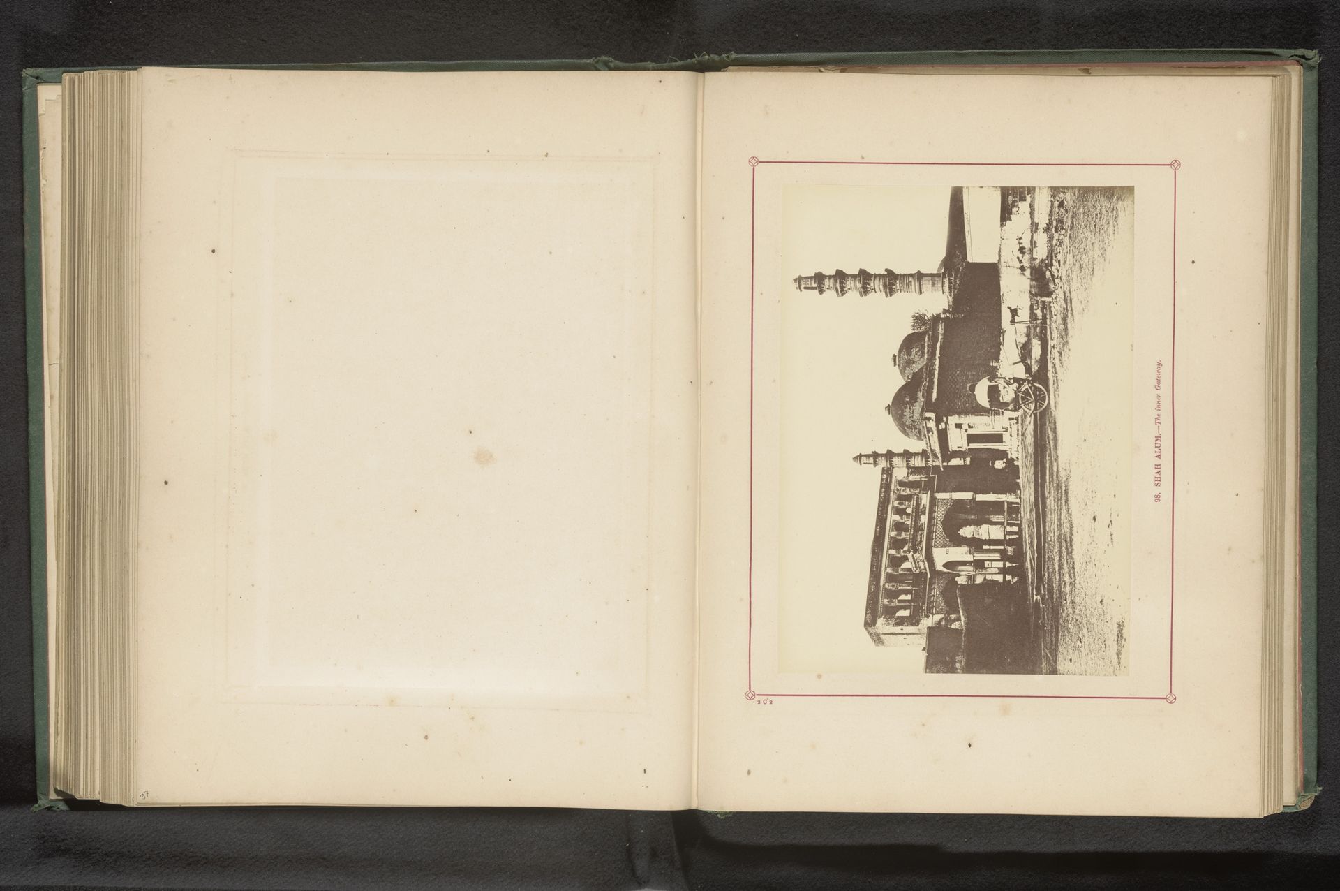 Poort van Shah-e-Alam's Roza in Ahmedabad by Thomas Biggs