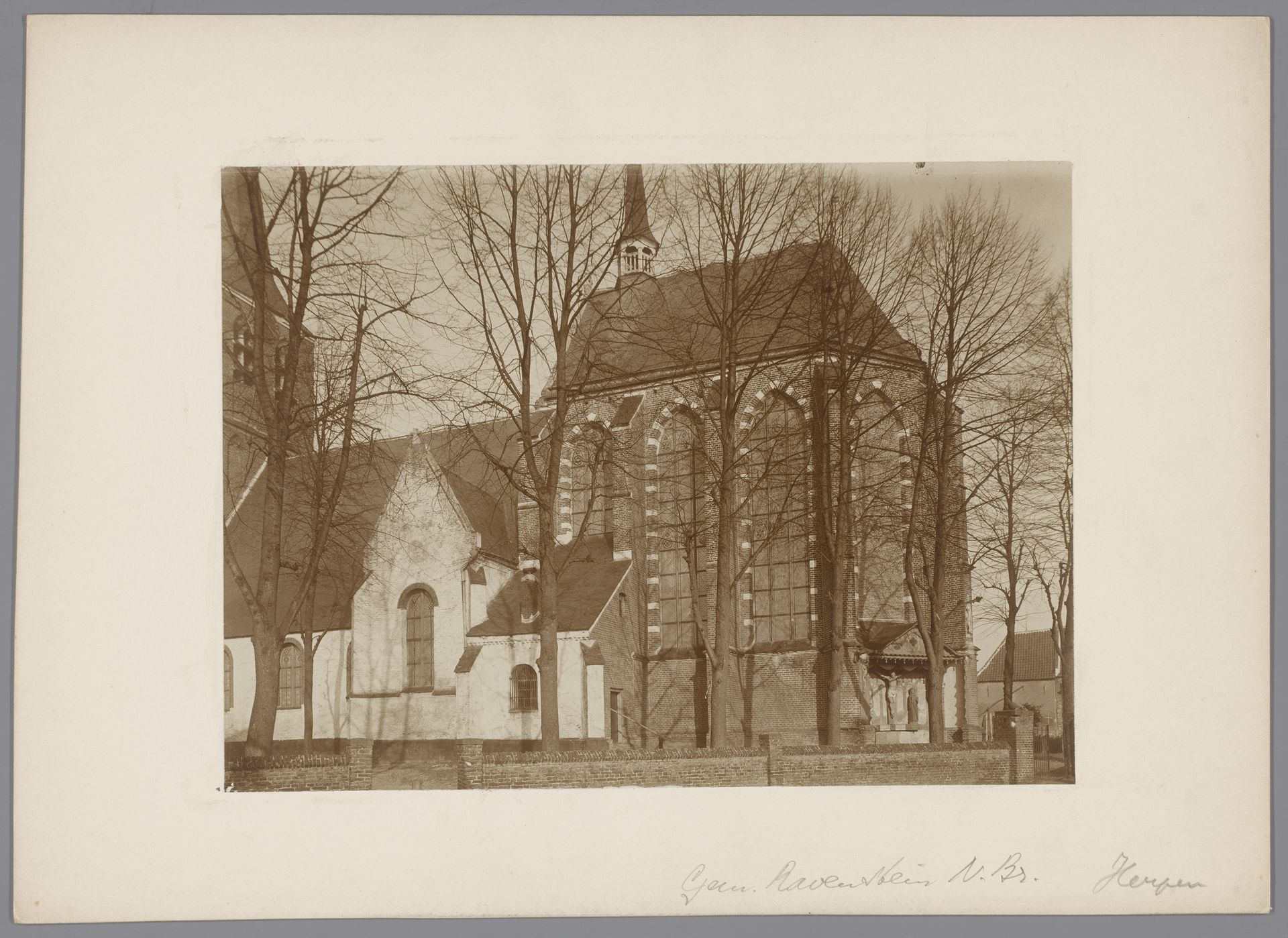 Gezicht op het koor van de Sint-Sebastianuskerk te Herpen by anoniem (Monumentenzorg)