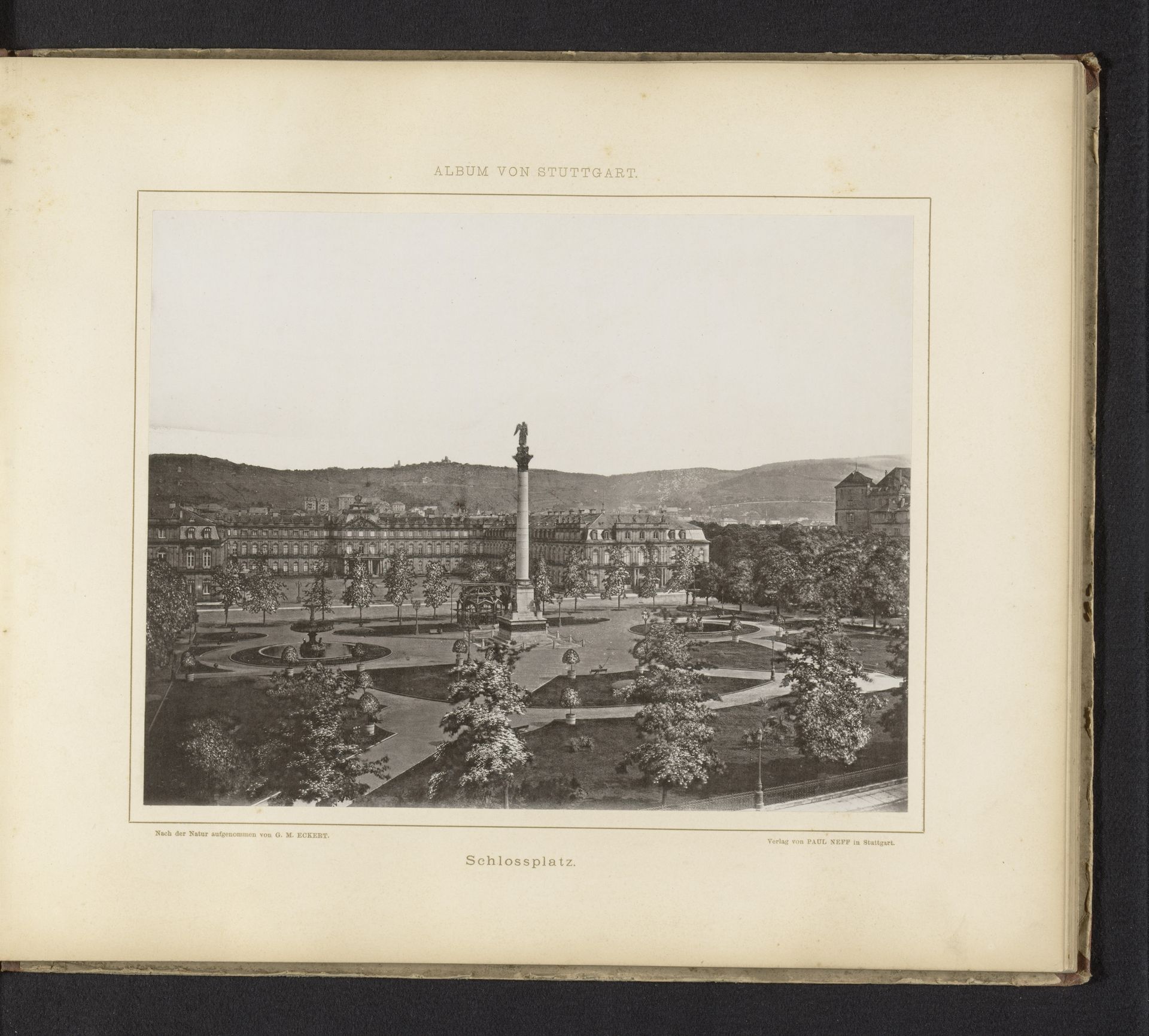 Gezicht op de Schlossplatz in Stuttgart, Duitsland by Georg Maria Eckert