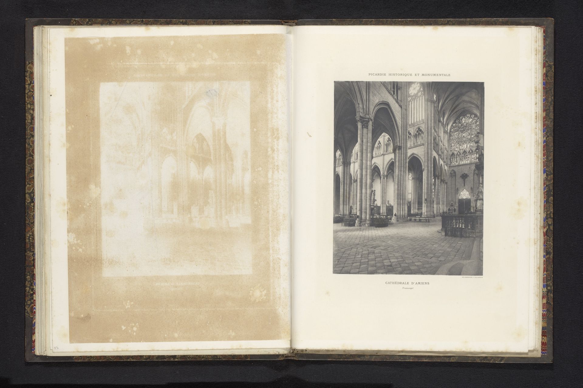 Interieur van het transept van de Notre-Dame van Amiens by Anonymous