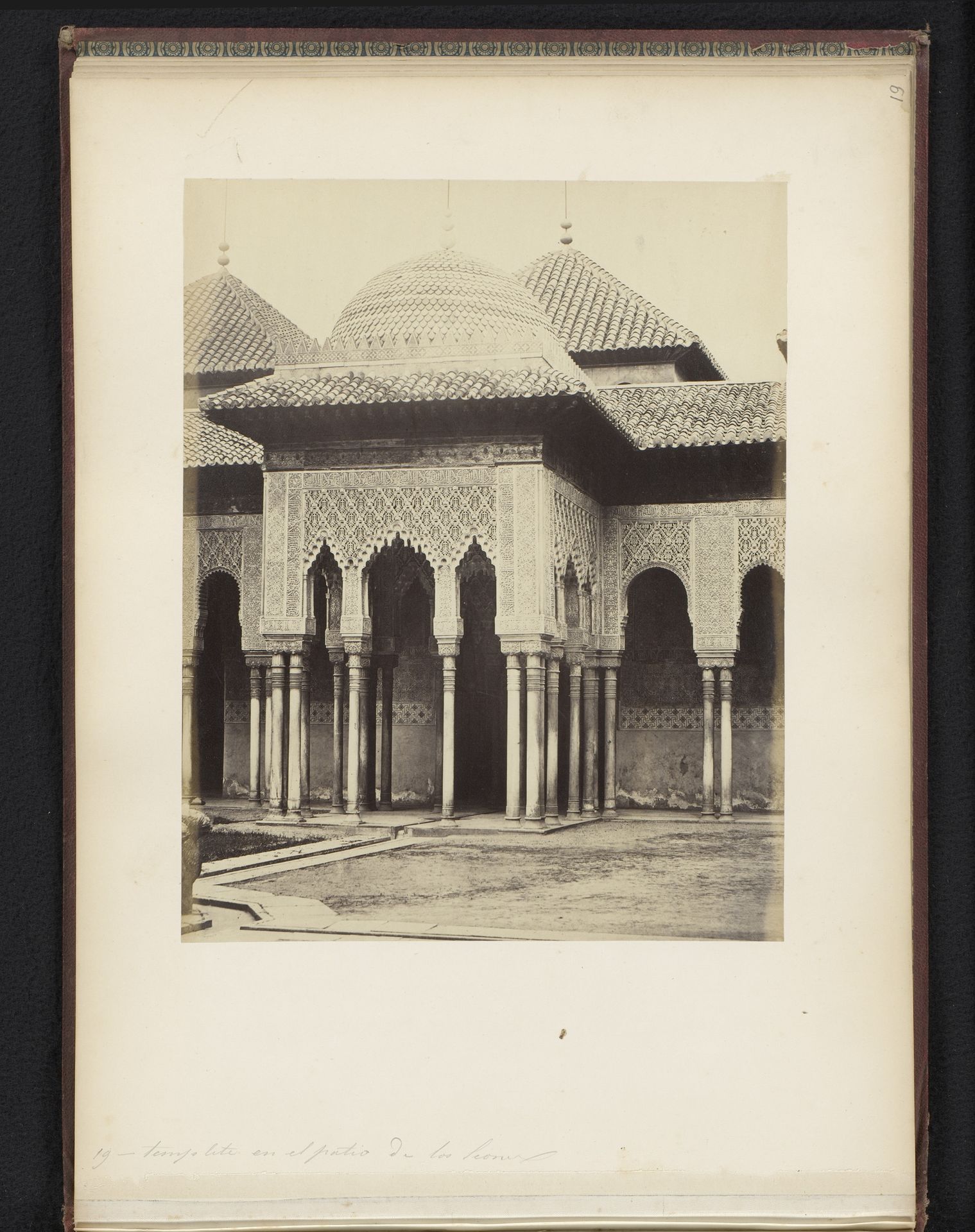 Gezicht op de Leeuwenhof in het Alhambra te Granada, Spanje by C Maufsaise