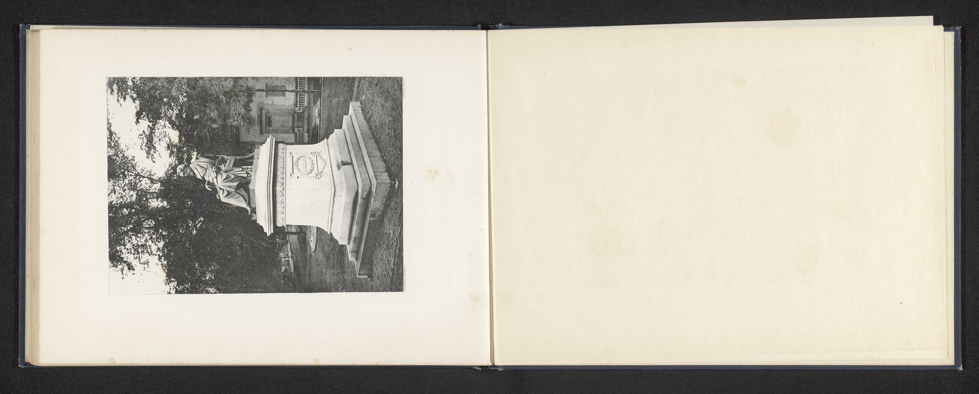 Gezicht op een monument voor Henry Wadsworth Longfellow in Portland by Anonymous